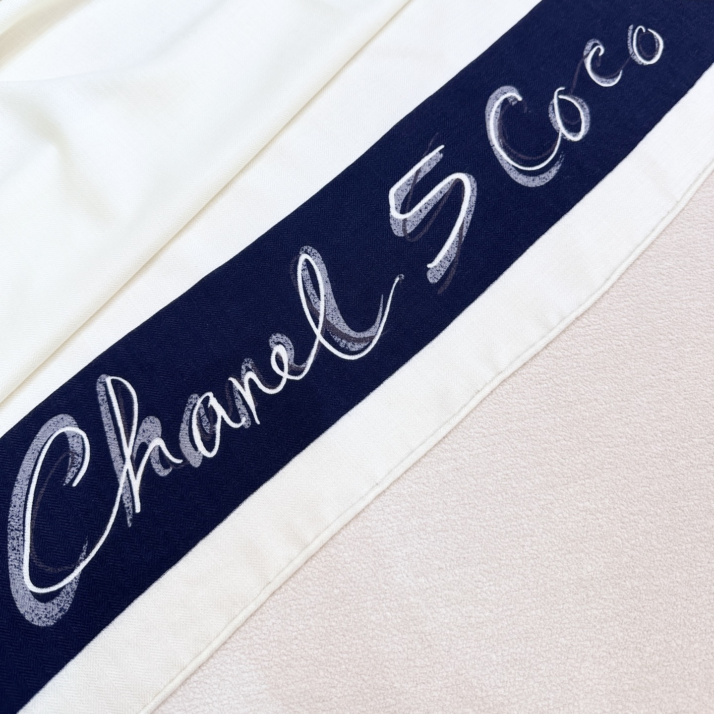 Chanel ~25。秋冬新品～【140顶级丝毛双面同色】穿搭灵感大爆发披肩用来搭配真的很嗲嗲嗲真的太美