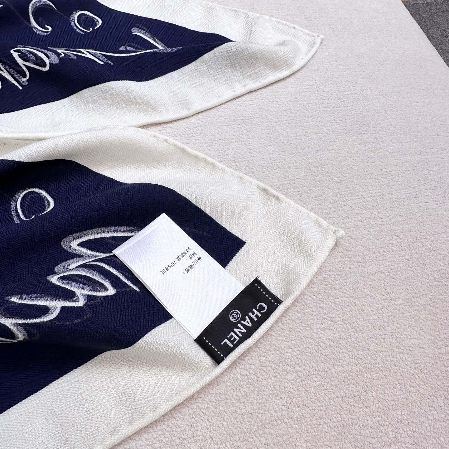 Chanel ~25。秋冬新品～【140顶级丝毛双面同色】穿搭灵感大爆发披肩用来搭配真的很嗲嗲嗲真的太美