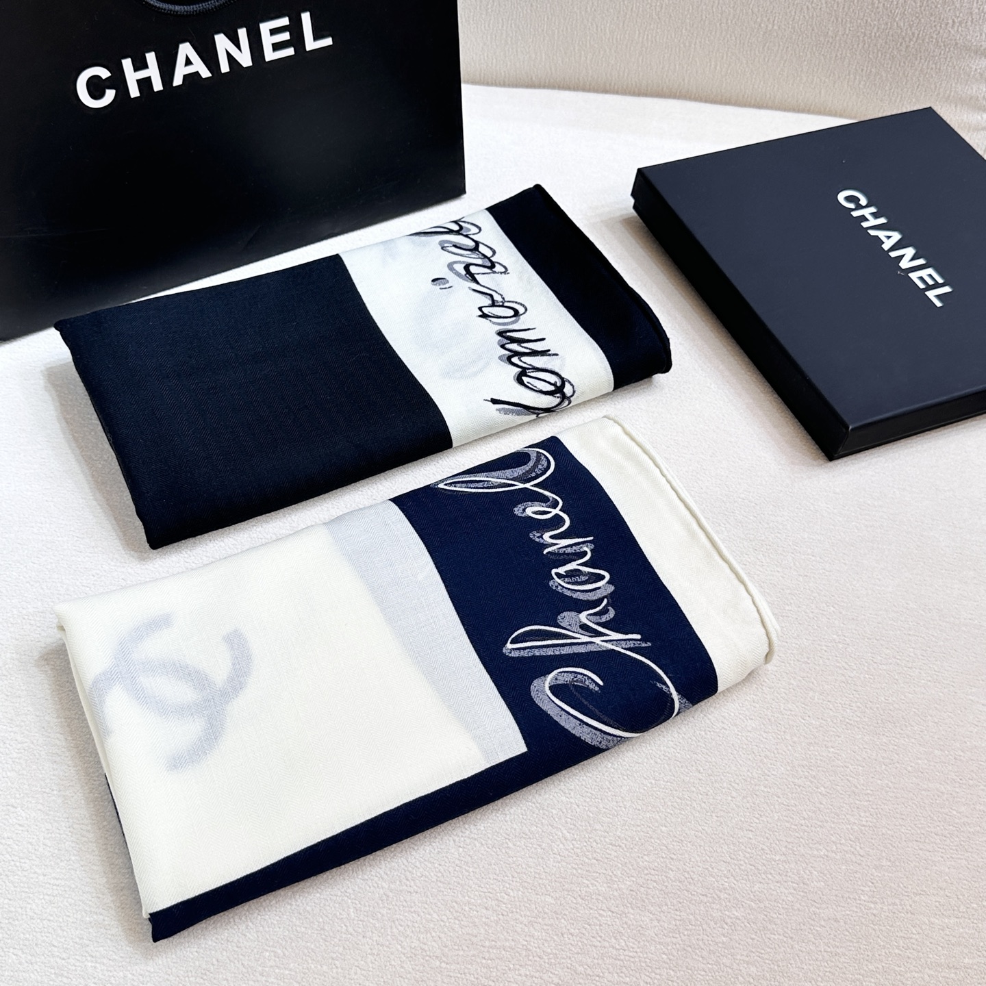 Chanel ~25。秋冬新品～【140顶级丝毛双面同色】穿搭灵感大爆发披肩用来搭配真的很嗲嗲嗲真的太美