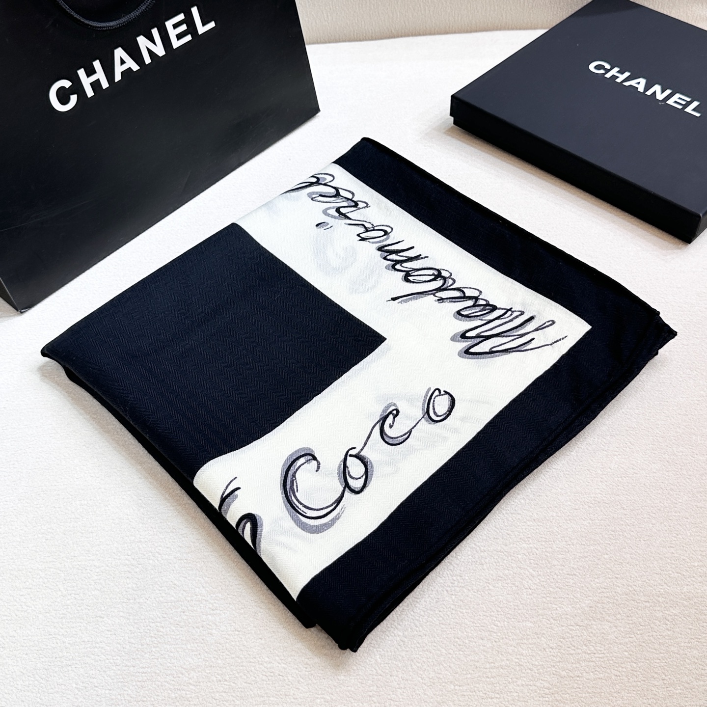 Chanel ~25。秋冬新品～【140顶级丝毛双面同色】穿搭灵感大爆发披肩用来搭配真的很嗲嗲嗲真的太美