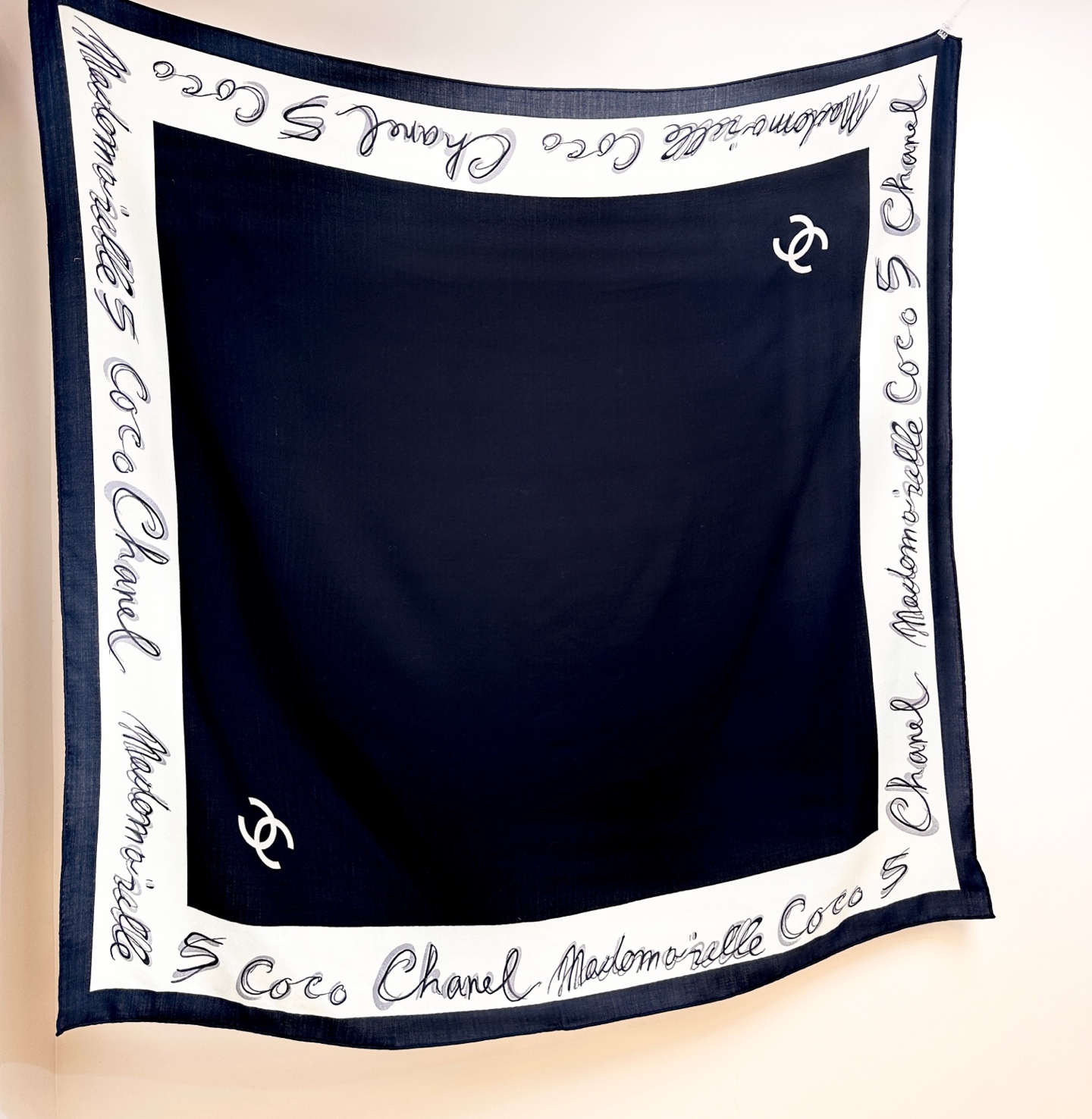 Chanel ~25。秋冬新品～【140顶级丝毛双面同色】穿搭灵感大爆发披肩用来搭配真的很嗲嗲嗲真的太美