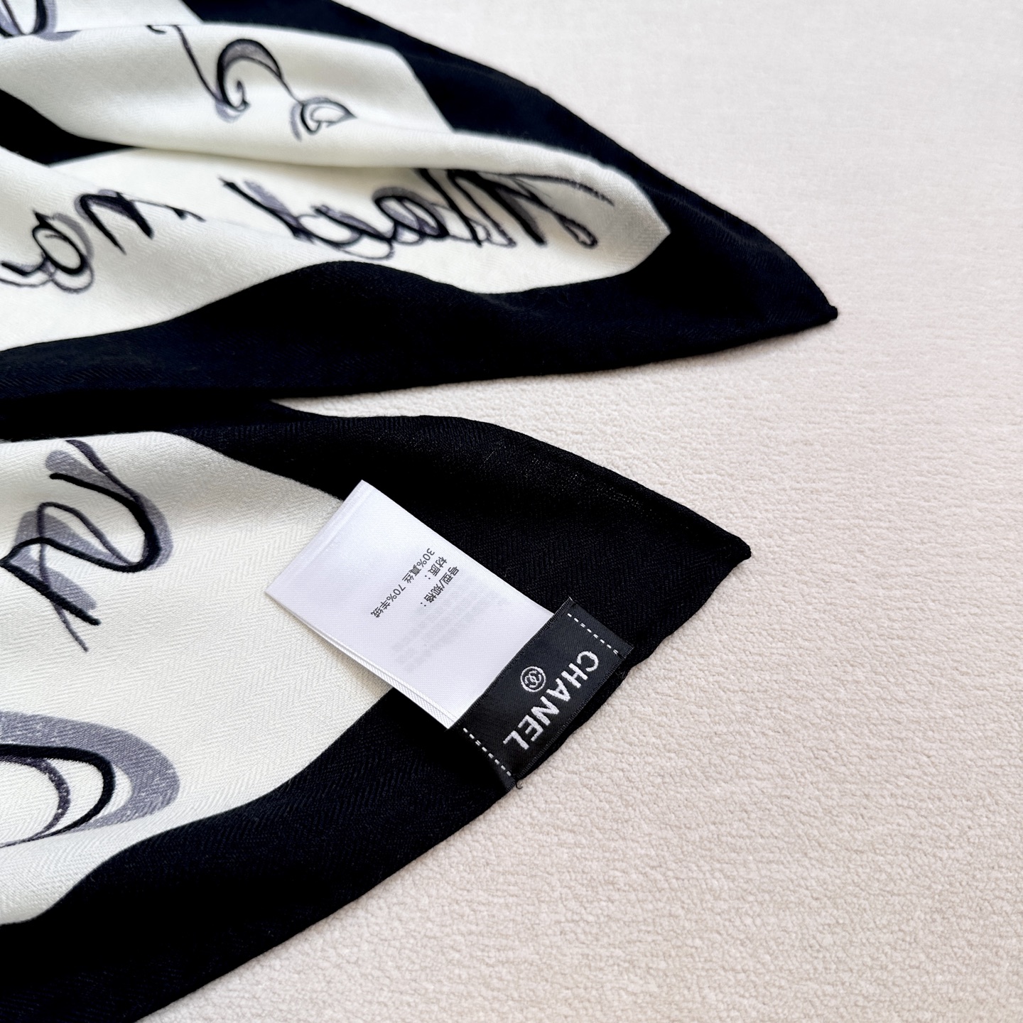 Chanel ~25。秋冬新品～【140顶级丝毛双面同色】穿搭灵感大爆发披肩用来搭配真的很嗲嗲嗲真的太美