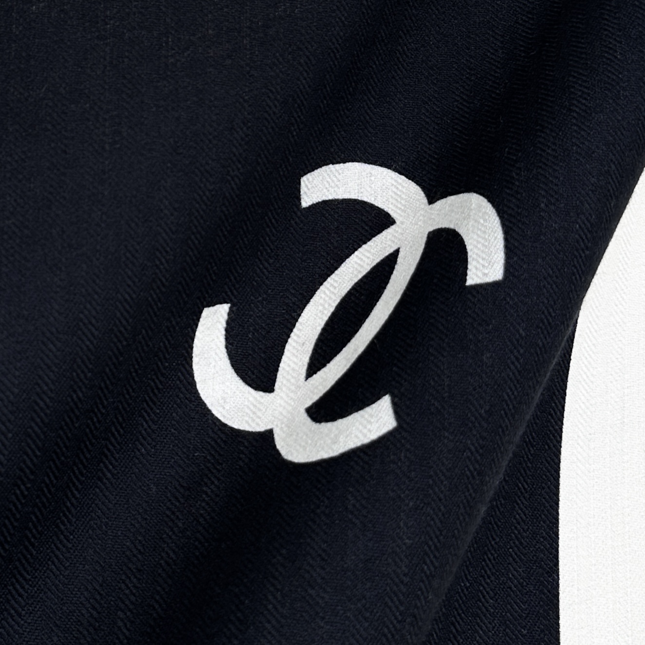 Chanel ~25。秋冬新品～【140顶级丝毛双面同色】穿搭灵感大爆发披肩用来搭配真的很嗲嗲嗲真的太美