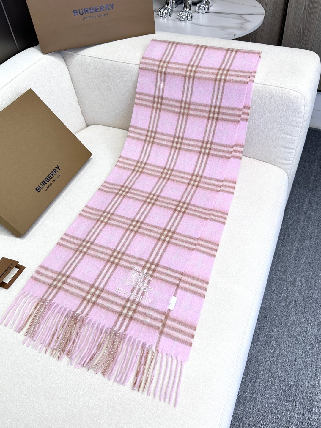 2025年重磅推荐🎊巴宝莉官网最新款【格纹战马】💥 100%顶级山羊绒材质。非常保暖👑 柔软亲肤，不扎脖