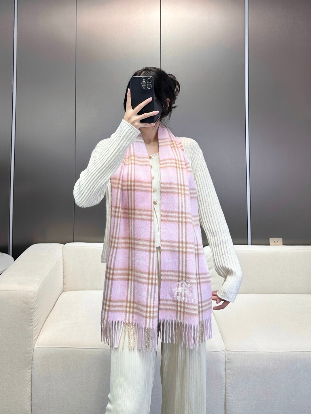 2025年重磅推荐🎊巴宝莉官网最新款【格纹战马】💥 100%顶级山羊绒材质。非常保暖👑 柔软亲肤，不扎脖
