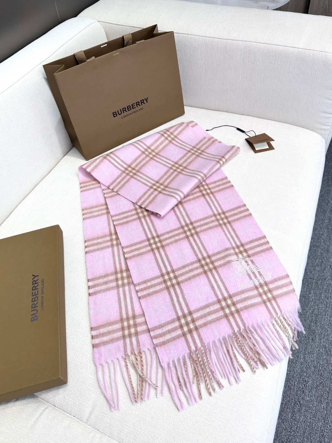 2025年重磅推荐🎊巴宝莉官网最新款【格纹战马】💥 100%顶级山羊绒材质。非常保暖👑 柔软亲肤，不扎脖