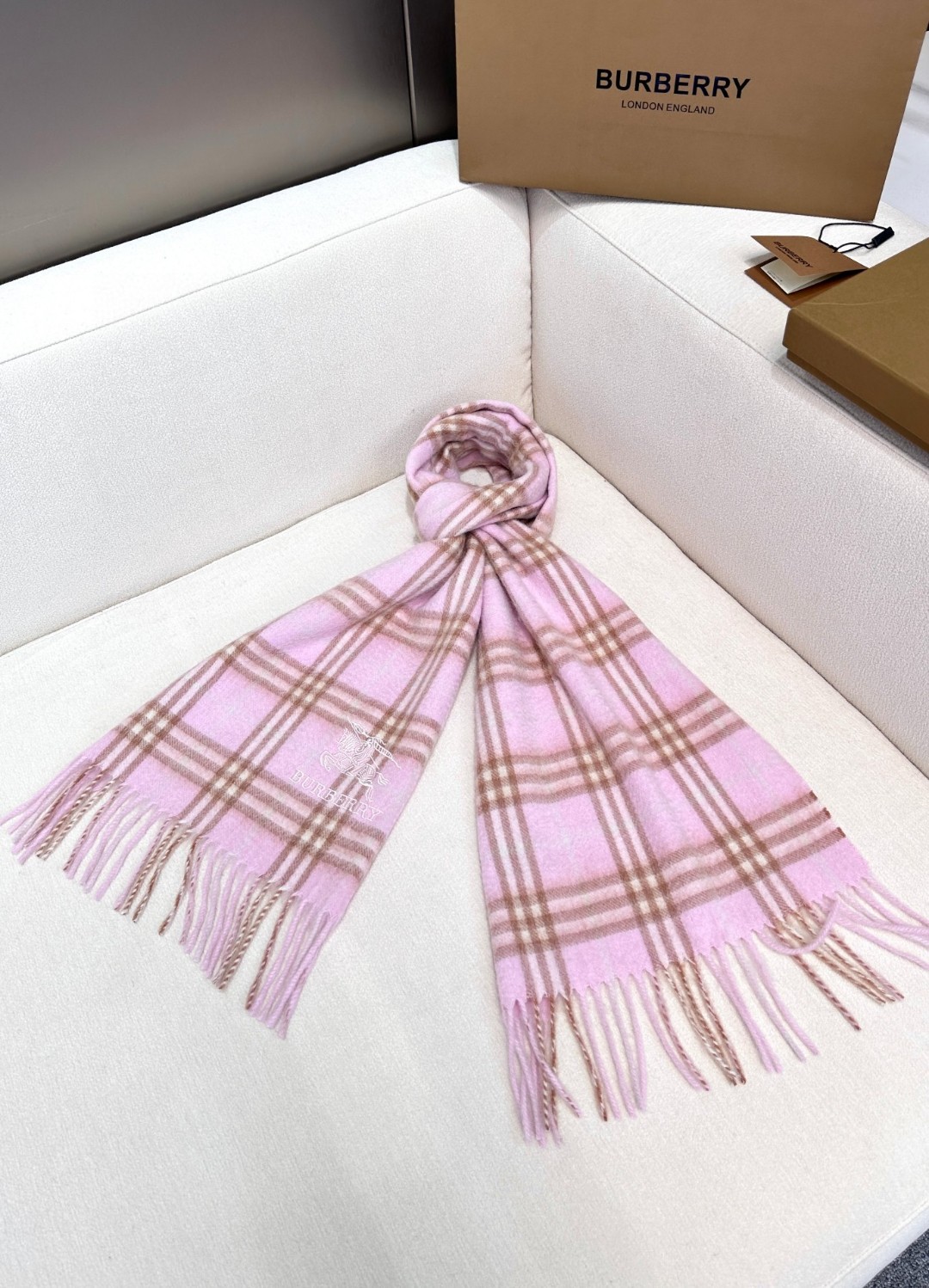 2025年重磅推荐🎊巴宝莉官网最新款【格纹战马】💥 100%顶级山羊绒材质。非常保暖👑 柔软亲肤，不扎脖