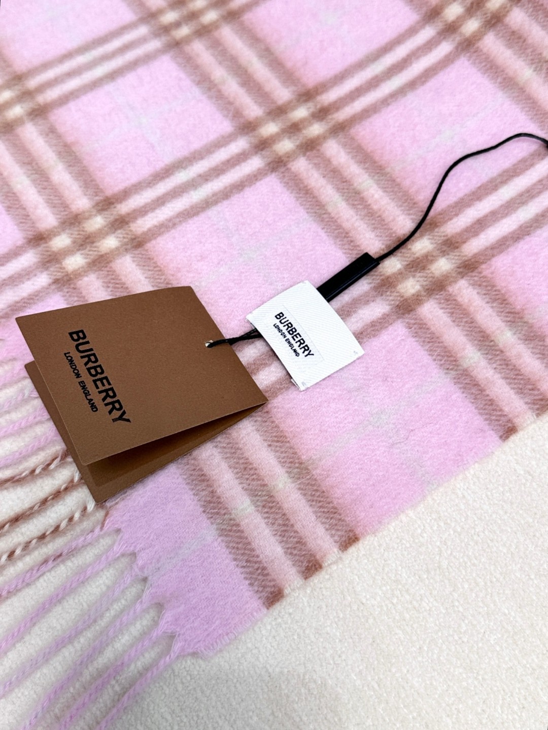 2025年重磅推荐🎊巴宝莉官网最新款【格纹战马】💥 100%顶级山羊绒材质。非常保暖👑 柔软亲肤，不扎脖