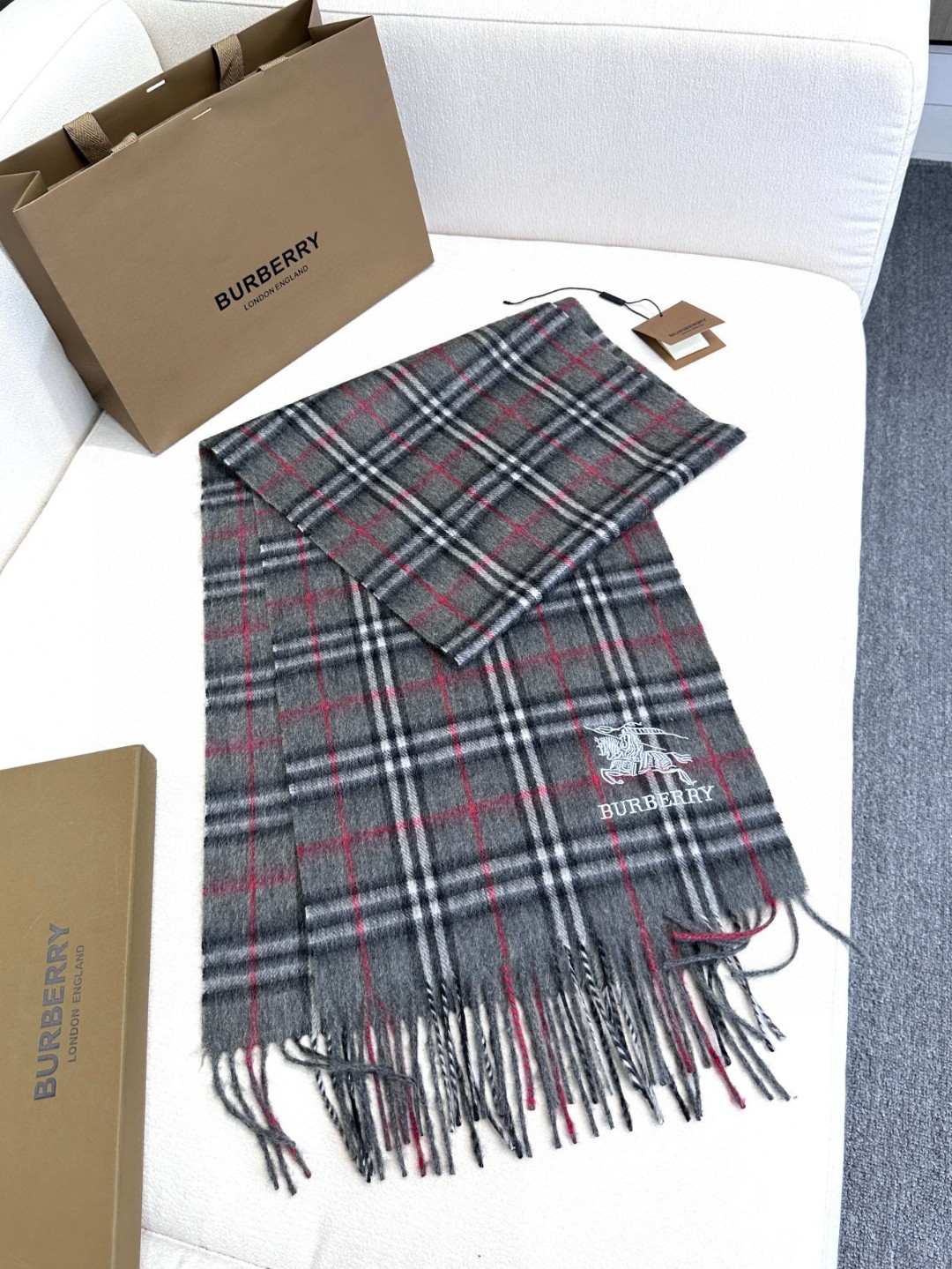 2025年重磅推荐🎊巴宝莉官网最新款【格纹战马】💥 100%顶级山羊绒材质。非常保暖👑 柔软亲肤，不扎脖