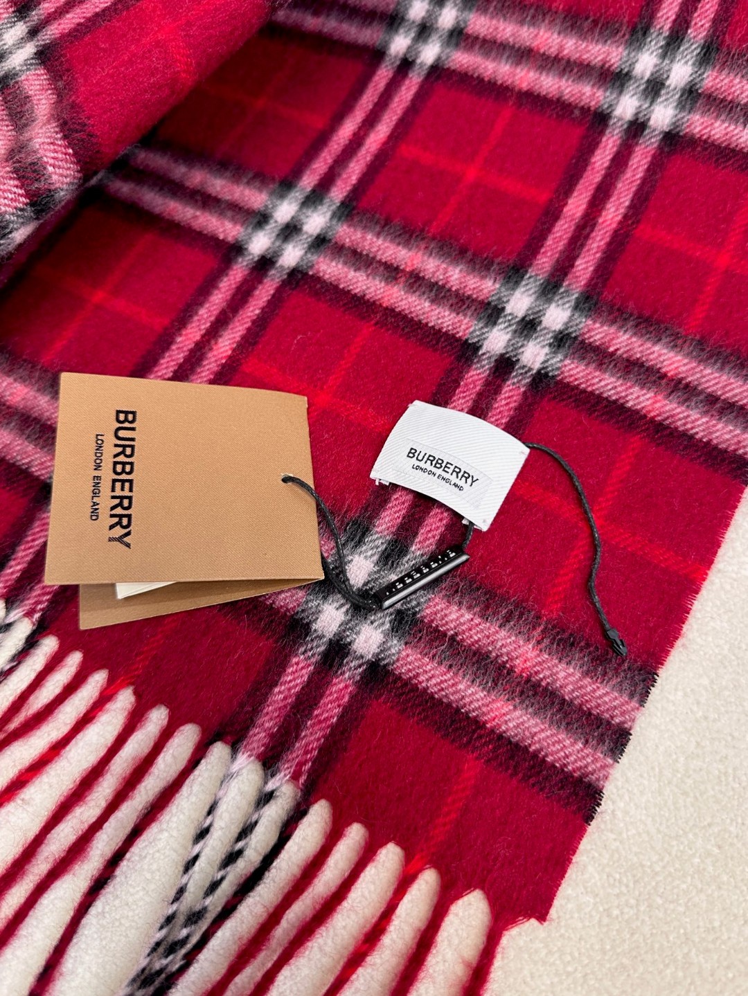 2025年重磅推荐🎊巴宝莉官网最新款【格纹战马】💥 100%顶级山羊绒材质。非常保暖👑 柔软亲肤，不扎脖