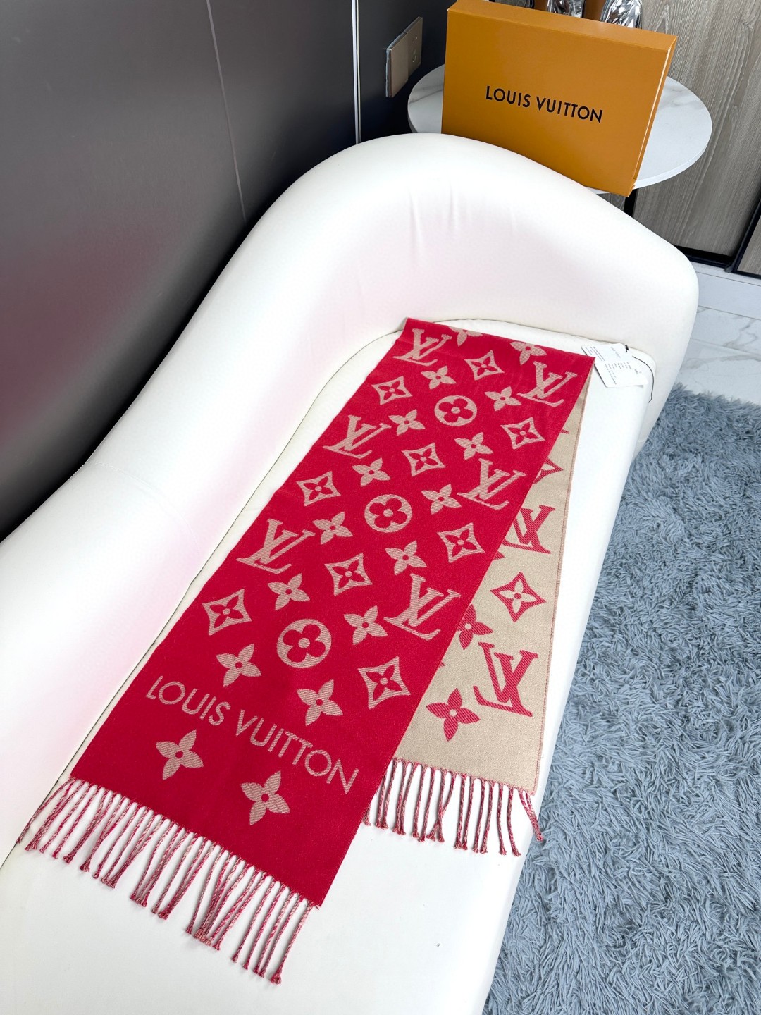 Louis Vuitton LV最新款不撞款 有气场 全网 欢迎比对 老花披肩有了新感觉 真的美爆了 很有质感 产品编号等信息全部一致
