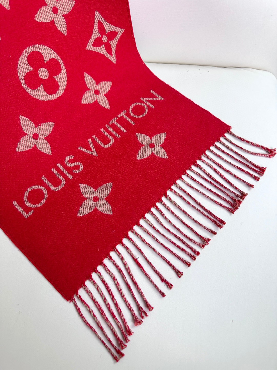 Louis Vuitton LV最新款不撞款 有气场 全网 欢迎比对 老花披肩有了新感觉 真的美爆了 很有质感 产品编号等信息全部一致