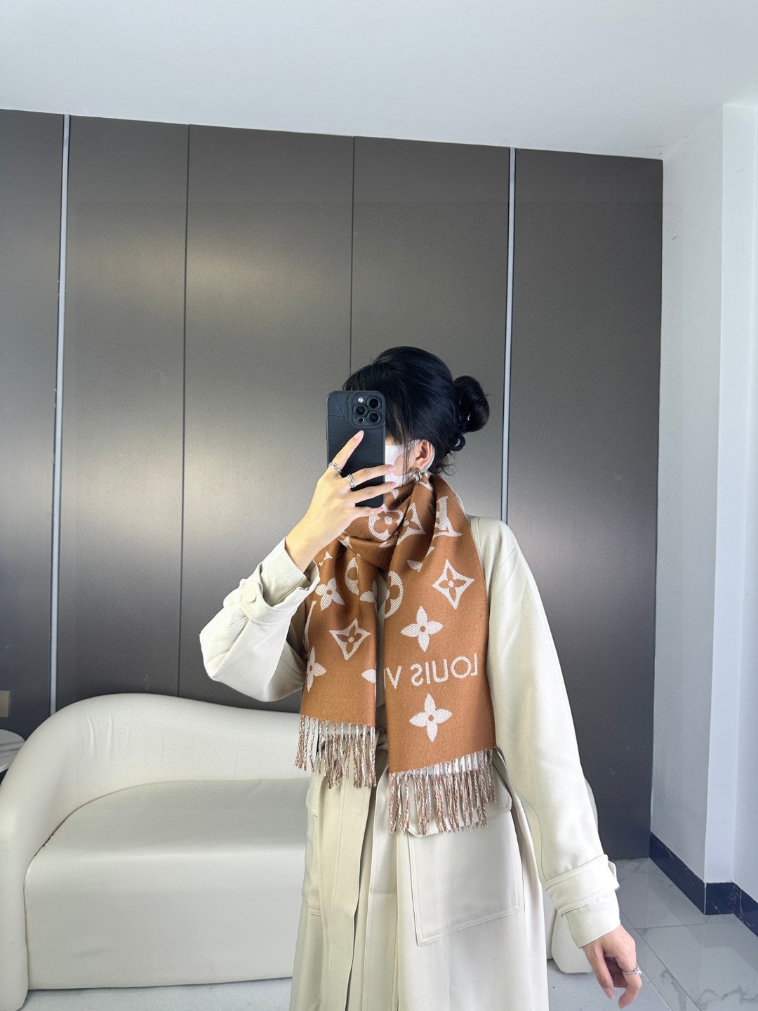 P130▪️LV最新款不撞款❗️时髦超级有气场！！全网最高版本欢迎比对👍！！！】老花披肩有了新感觉，真的美爆了，很有质感！！【最高版本！产品编号等信息全部一致，专柜最新防伪品相！】亲妈超值价格吊打乱七八糟版本！欢迎比对~真心超值超赞！！Simply LV 围巾将全幅经典 Monogram 图案瞩目放大，阐述路易威登设计传承的同时点亮日常着装焦点，搭配纤长流苏，成就 Reykjavik 围巾和 Logomania 围巾之外的闲适之选。上身很有气场！！！绝对是最高级的气质，对着镜子无敌自恋！怎么搭都高级！！不挑人，只要你懂得驾驭老花披肩，你就会发现她日常穿搭都是非常实用的！！尺寸规格：34*180cm！100%羊毛长巾！