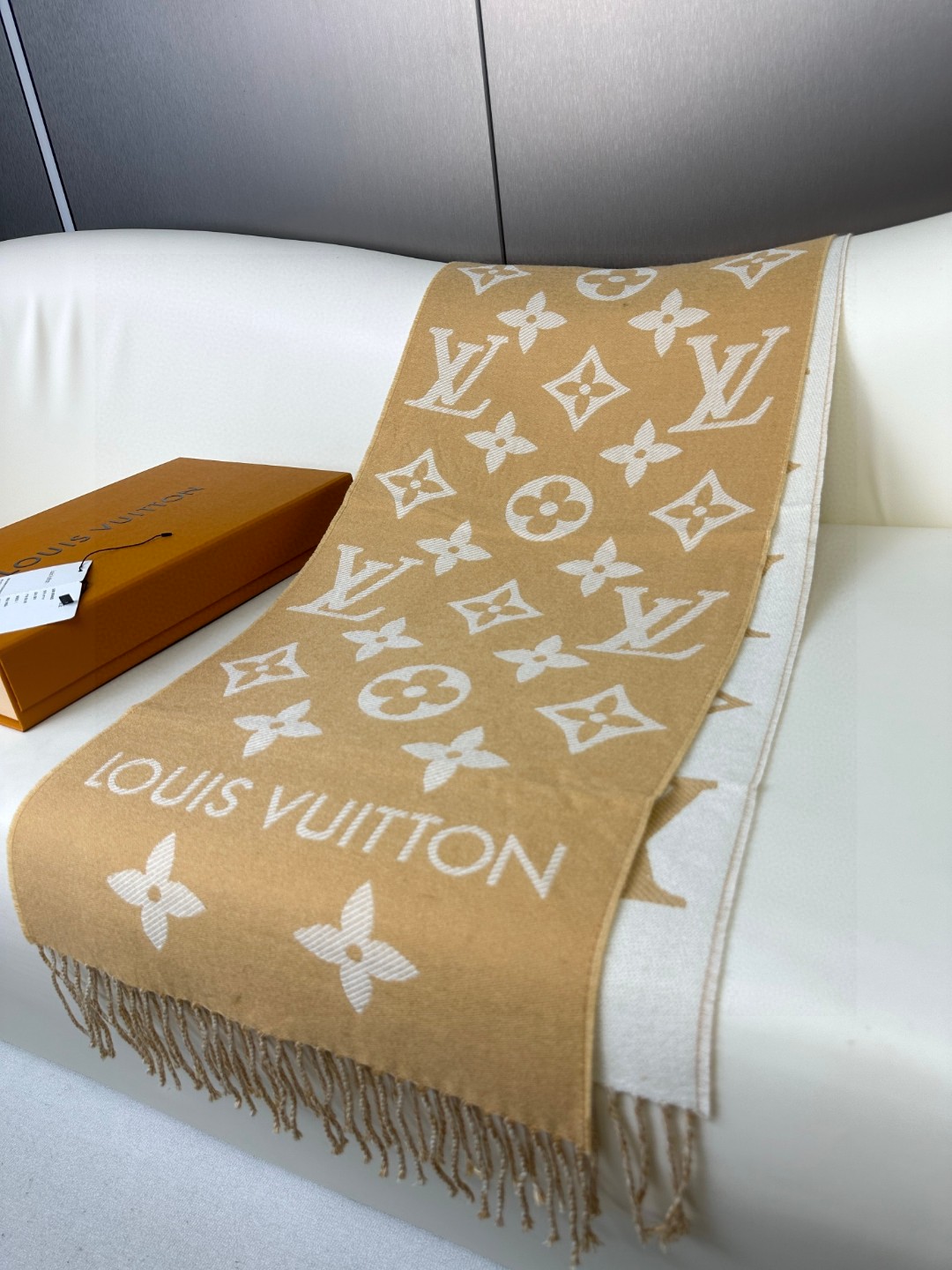 💰298▪️LV最新款不撞款❗️时髦超级有气场！！全网最高版本欢迎比对👍！！！】老花披肩有了新感觉，真的美爆了，很有质感！！【最高版本！产品编号等信息全部一致，专柜最新防伪品相！】亲妈超值价格吊打乱七八糟版本！欢迎比对~真心超值超赞！！Sim💰ly LV 围巾将全幅经典 Monogram 图案瞩目放大，阐述路易威登设计传承的同时点亮日常着装焦点，搭配纤长流苏，成就 Reykjavik 围巾和 Logomania 围巾之外的闲适之选。上身很有气场！！！绝对是最高级的气质，对着镜子无敌自恋！怎么搭都高级！！不挑人，只要你懂得驾驭老花披肩，你就会发现她日常穿搭都是非常实用的！！尺寸规格：34*180cm！100%羊毛长巾！
