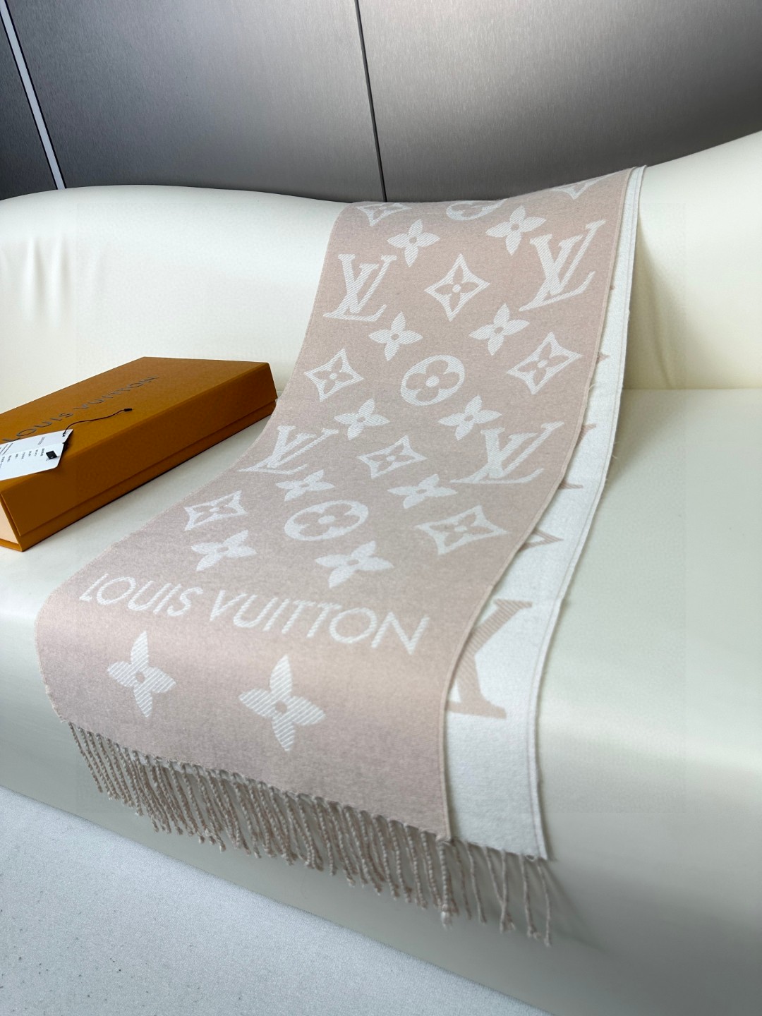 P130▪️LV最新款不撞款❗️时髦超级有气场！！全网最高版本欢迎比对👍！！！】老花披肩有了新感觉，真的美爆了，很有质感！！【最高版本！产品编号等信息全部一致，专柜最新防伪品相！】亲妈超值价格吊打乱七八糟版本！欢迎比对~真心超值超赞！！Simply LV 围巾将全幅经典 Monogram 图案瞩目放大，阐述路易威登设计传承的同时点亮日常着装焦点，搭配纤长流苏，成就 Reykjavik 围巾和 Logomania 围巾之外的闲适之选。上身很有气场！！！绝对是最高级的气质，对着镜子无敌自恋！怎么搭都高级！！不挑人，只要你懂得驾驭老花披肩，你就会发现她日常穿搭都是非常实用的！！尺寸规格：34*180cm！100%羊毛长巾！