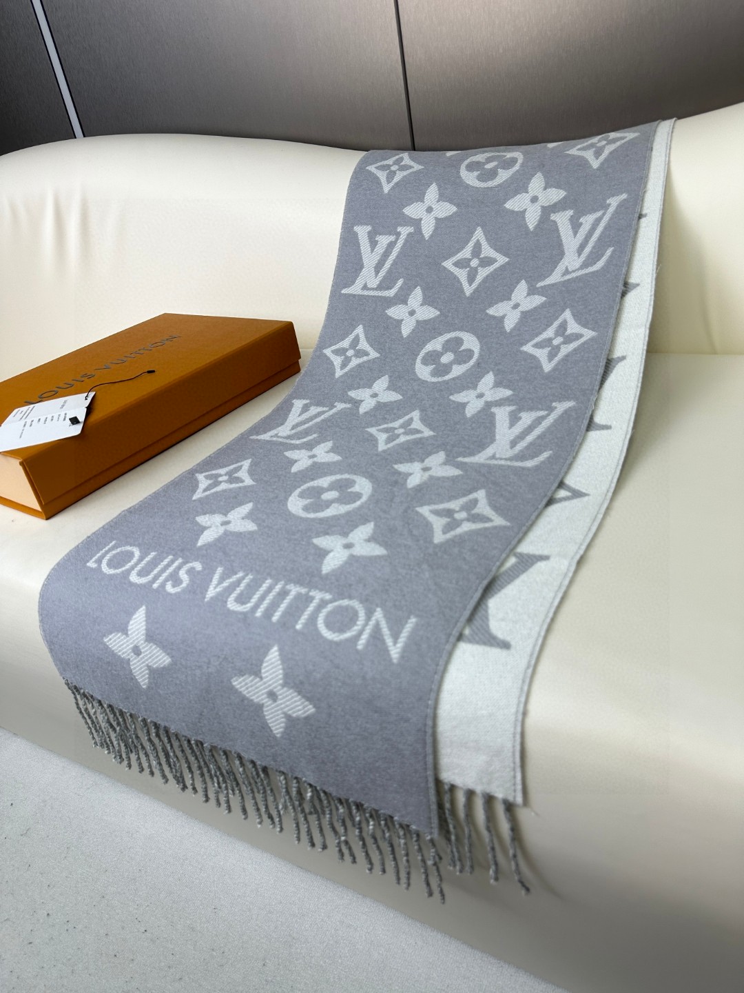 💰298▪️LV最新款不撞款❗️时髦超级有气场！！全网最高版本欢迎比对👍！！！】老花披肩有了新感觉，真的美爆了，很有质感！！【最高版本！产品编号等信息全部一致，专柜最新防伪品相！】亲妈超值价格吊打乱七八糟版本！欢迎比对~真心超值超赞！！Sim💰ly LV 围巾将全幅经典 Monogram 图案瞩目放大，阐述路易威登设计传承的同时点亮日常着装焦点，搭配纤长流苏，成就 Reykjavik 围巾和 Logomania 围巾之外的闲适之选。上身很有气场！！！绝对是最高级的气质，对着镜子无敌自恋！怎么搭都高级！！不挑人，只要你懂得驾驭老花披肩，你就会发现她日常穿搭都是非常实用的！！尺寸规格：34*180cm！100%羊毛长巾！