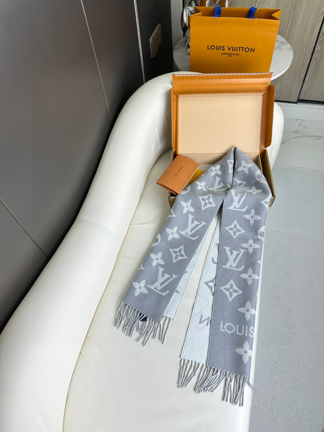 P130▪️LV最新款不撞款❗️时髦超级有气场！！全网最高版本欢迎比对👍！！！】老花披肩有了新感觉，真的美爆了，很有质感！！【最高版本！产品编号等信息全部一致，专柜最新防伪品相！】亲妈超值价格吊打乱七八糟版本！欢迎比对~真心超值超赞！！Simply LV 围巾将全幅经典 Monogram 图案瞩目放大，阐述路易威登设计传承的同时点亮日常着装焦点，搭配纤长流苏，成就 Reykjavik 围巾和 Logomania 围巾之外的闲适之选。上身很有气场！！！绝对是最高级的气质，对着镜子无敌自恋！怎么搭都高级！！不挑人，只要你懂得驾驭老花披肩，你就会发现她日常穿搭都是非常实用的！！尺寸规格：34*180cm！100%羊毛长巾！