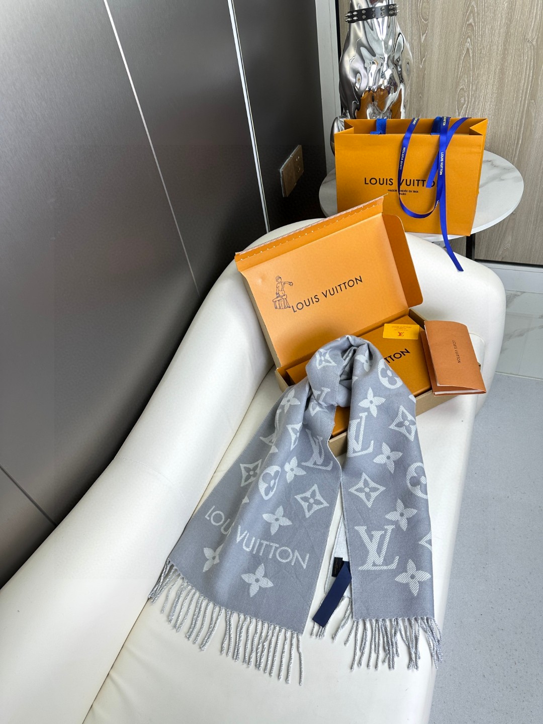 P130▪️LV最新款不撞款❗️时髦超级有气场！！全网最高版本欢迎比对👍！！！】老花披肩有了新感觉，真的美爆了，很有质感！！【最高版本！产品编号等信息全部一致，专柜最新防伪品相！】亲妈超值价格吊打乱七八糟版本！欢迎比对~真心超值超赞！！Simply LV 围巾将全幅经典 Monogram 图案瞩目放大，阐述路易威登设计传承的同时点亮日常着装焦点，搭配纤长流苏，成就 Reykjavik 围巾和 Logomania 围巾之外的闲适之选。上身很有气场！！！绝对是最高级的气质，对着镜子无敌自恋！怎么搭都高级！！不挑人，只要你懂得驾驭老花披肩，你就会发现她日常穿搭都是非常实用的！！尺寸规格：34*180cm！100%羊毛长巾！
