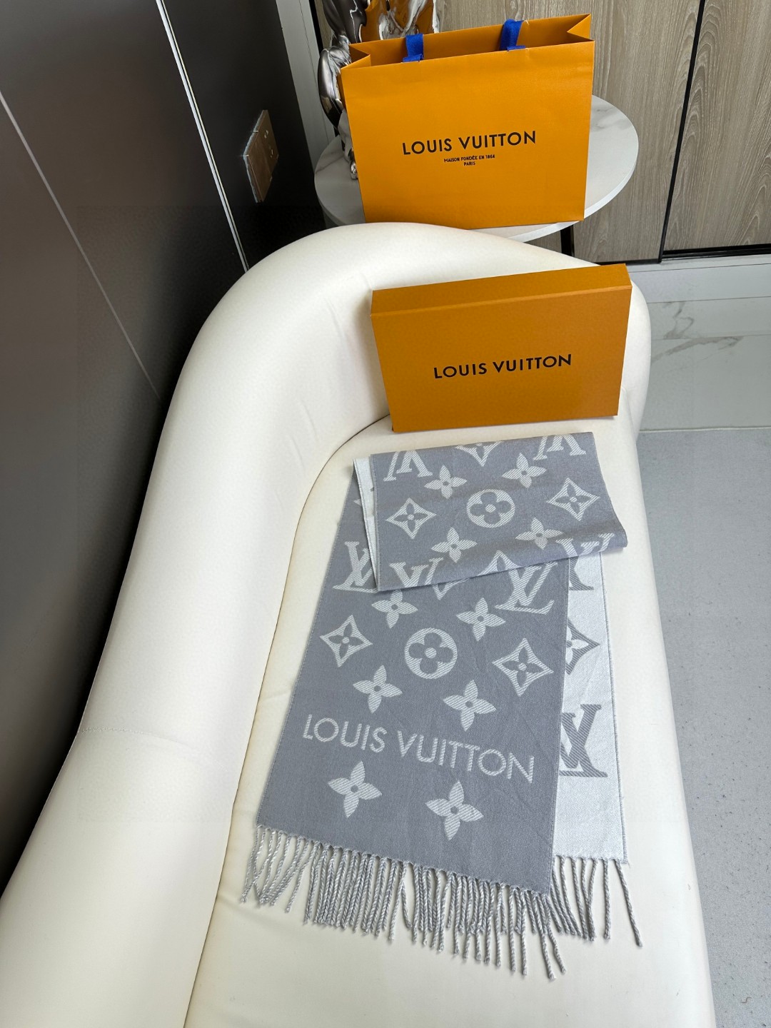 P130▪️LV最新款不撞款❗️时髦超级有气场！！全网最高版本欢迎比对👍！！！】老花披肩有了新感觉，真的美爆了，很有质感！！【最高版本！产品编号等信息全部一致，专柜最新防伪品相！】亲妈超值价格吊打乱七八糟版本！欢迎比对~真心超值超赞！！Simply LV 围巾将全幅经典 Monogram 图案瞩目放大，阐述路易威登设计传承的同时点亮日常着装焦点，搭配纤长流苏，成就 Reykjavik 围巾和 Logomania 围巾之外的闲适之选。上身很有气场！！！绝对是最高级的气质，对着镜子无敌自恋！怎么搭都高级！！不挑人，只要你懂得驾驭老花披肩，你就会发现她日常穿搭都是非常实用的！！尺寸规格：34*180cm！100%羊毛长巾！