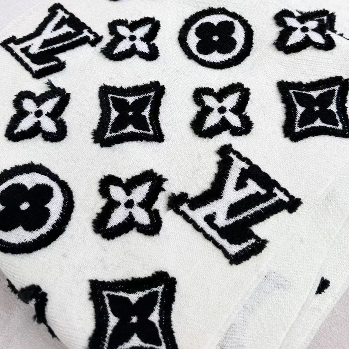 2025年最新爆款到啦LV 3D 围巾为柔软毛绒混纺织入 Monogram 图案，再以撞色羊毛皮演绎瞩目