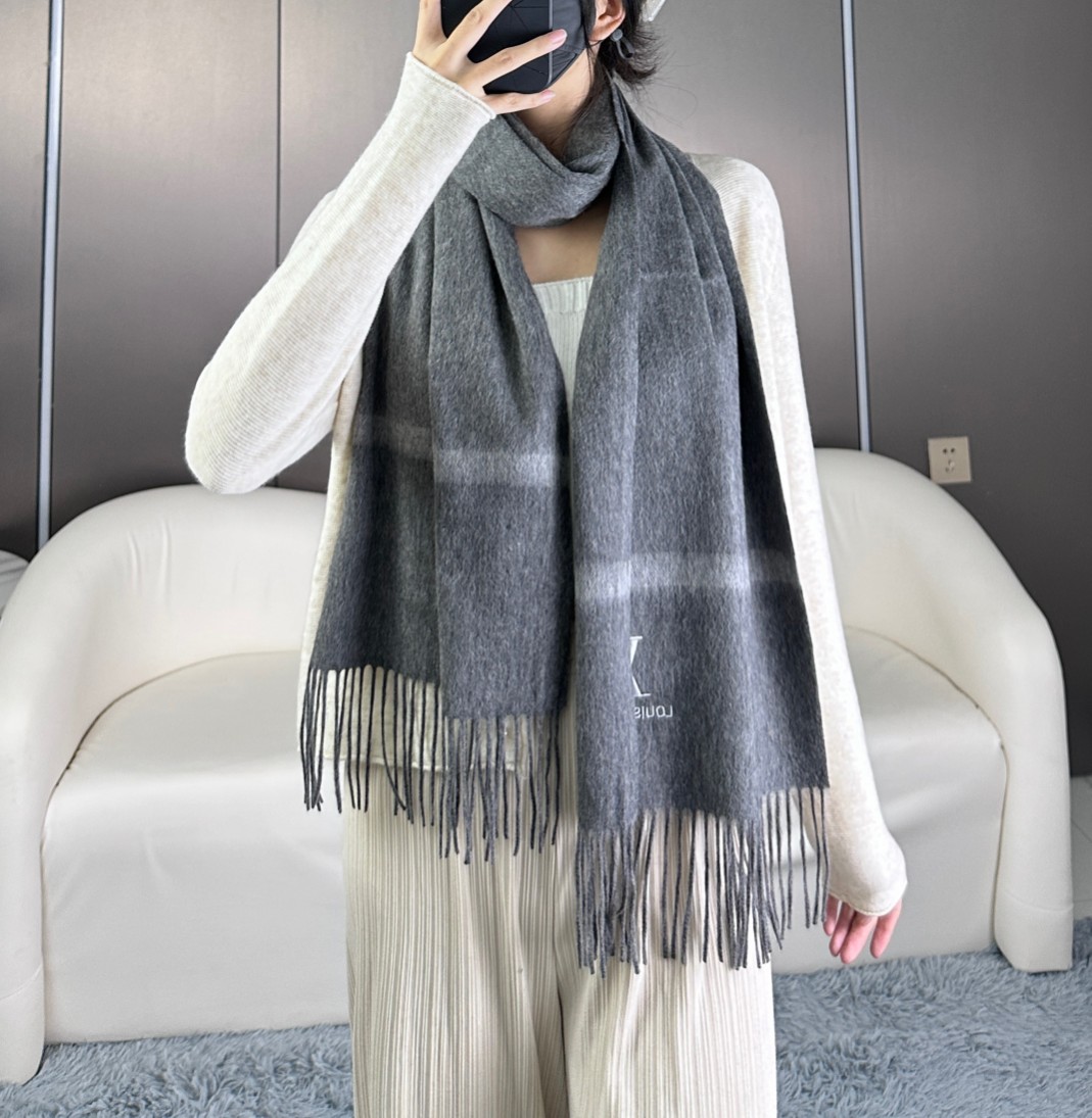 NO:603220,[Lv’s hotly praised fashion item, gentle color matching, super obsessed with temperament, low-key, quiet and elegant] Highly recommended, it will make your heart beat in a second!  !  !  High-end, luxurious!  eternal!  It’s not the kind of style that goes by in a flash!  !  !  Clothing that maximizes improvement!  Classic plain design, with L embroidery, so beautiful, couple style, this design can greatly enhance the style and aura in autumn and winter. No matter perfect, beautiful figure, temperament, this design is a tool to quickly and maximize the improvement of clothing size 35*180cm high version scarf, high version scarf, louis vuitton19860909【Lv怒赞爆推的时尚单品,温柔配色,超级迷恋气质低调恬静又不失优雅】重点推荐一秒心动啊！！！高级,奢华！永恒！不是那种过眼云烟的款式！！！最大化提升的衣品！经典素色设计,搭Lv刺绣,太好看了,情侣款,这样的设计在秋冬季穿搭上很能提升造型气场无可挑剔,无论完,美身材,气质,这种设计,是快速也是最大化提升衣品的利器size35*180cm高版本围巾,高版本围巾,louis vuitton,scarf