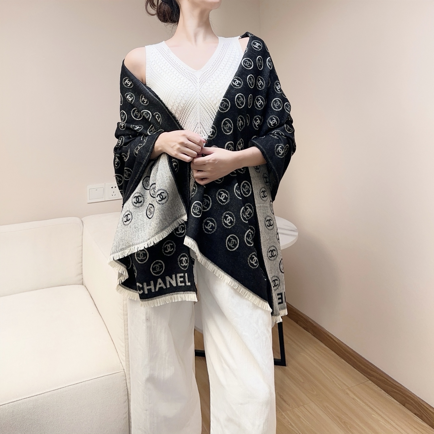 NO:603375,HANEL Collector's Edition, don't miss it when you see it. It is available for private goods in overseas counters. It is a beautiful thing that is so popular that it is so beautiful that it is a favorite. It is produced by Chanel's grandma's cashmere workshop. It can be regarded as a work of art!  Double-sided and double-color, double C embellishes the whole scarf, can be draped or wrapped. The fabric has a lot of disadvantages. The weaving pattern of the customer-supplied fabric is unusual. Size: 70×160cm, weight 180g, 91 cashmere, 9 mulberry silk, only one color!  high version scarf, high version scarf, chanel19860909HANEL珍藏版 遇见不要错过.供海外专柜私货.巨流弊美飞了要♀心尖上的美物 chanel奶奶家的羊绒工坊出品,算得上是艺术品！双面双色,双C点缀整条围巾,可披可围 面料巨流弊.客供面料织路不一般 尺寸:70×160cm,重180克,91羊绒,9桑蚕丝,仅一色！高版本围巾,高版本围巾,chanel,scarf