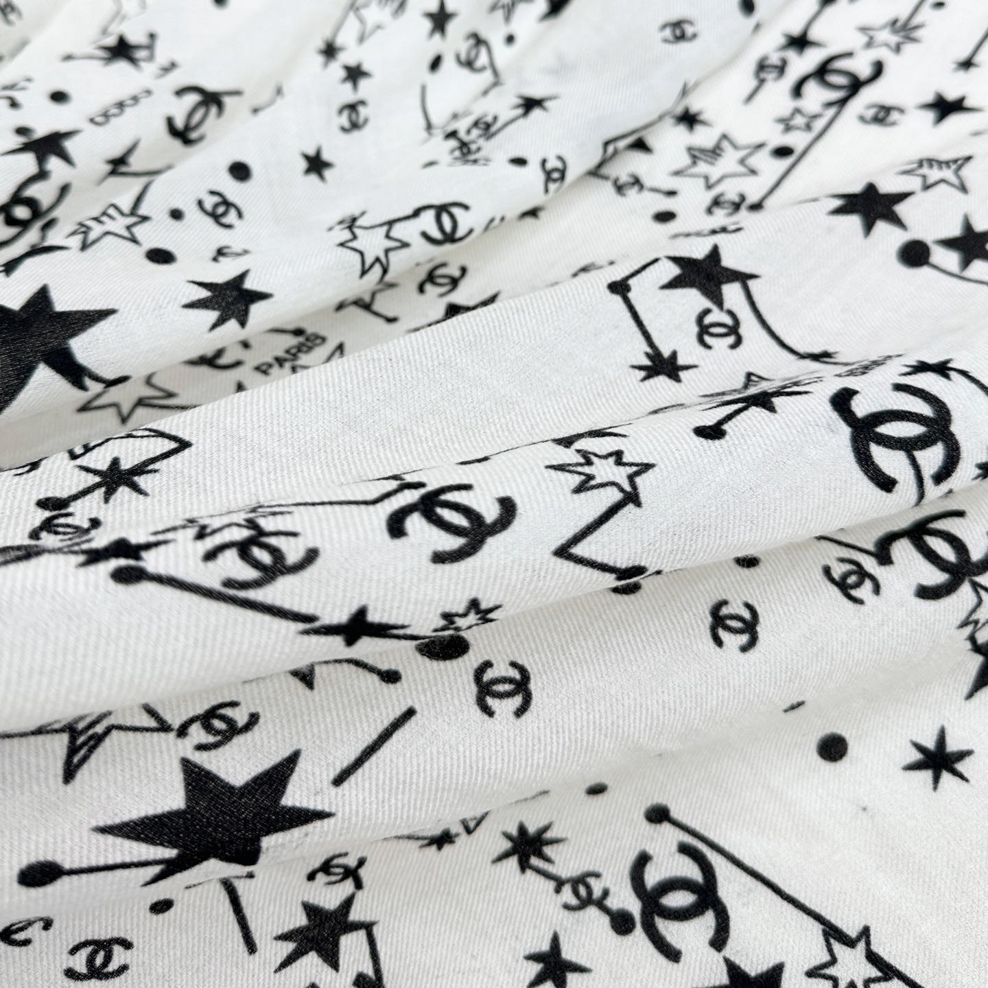 Chanel 𝑪𝒉𝒂𝒏𝒆𝒍 • 25𝑪《星星物语》方巾