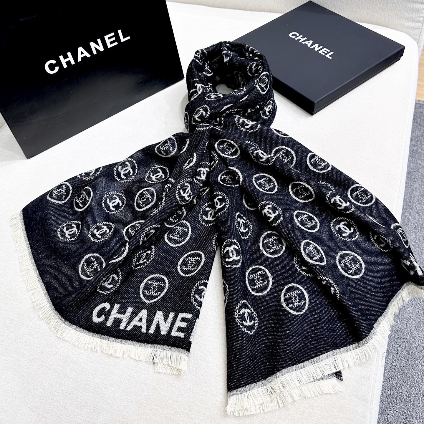 Chanel 𝐂HANEL珍藏版‼ 遇见不要错过 供海外 私货 巨流弊‼ 美飞了要 心尖上的美物 chanel奶奶家的羊绒工坊出品