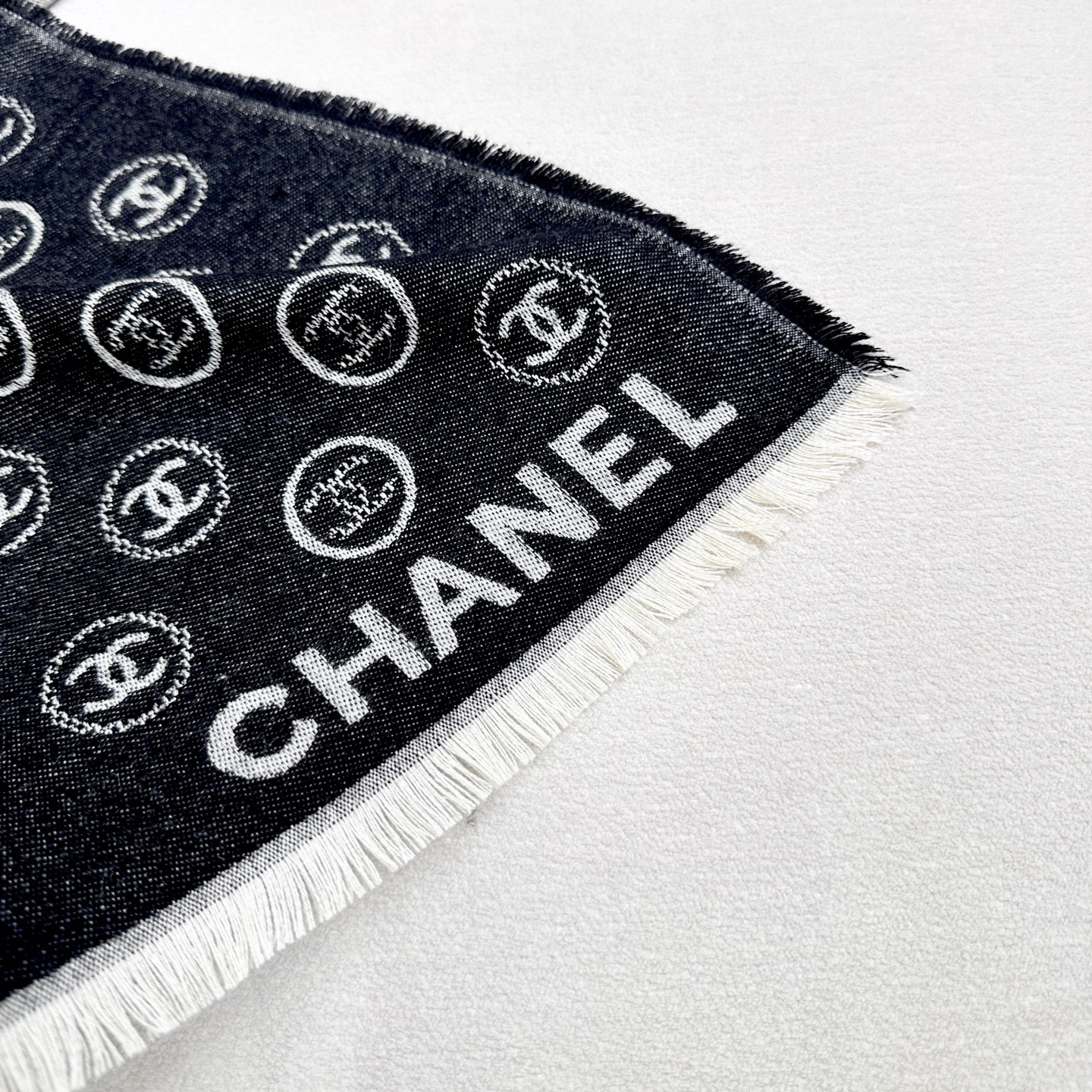 Chanel 𝐂HANEL珍藏版‼ 遇见不要错过 供海外 私货 巨流弊‼ 美飞了要 心尖上的美物 chanel奶奶家的羊绒工坊出品