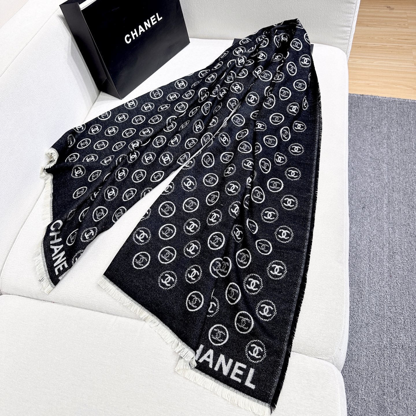 Chanel 𝐂HANEL珍藏版‼ 遇见不要错过 供海外 私货 巨流弊‼ 美飞了要 心尖上的美物 chanel奶奶家的羊绒工坊出品
