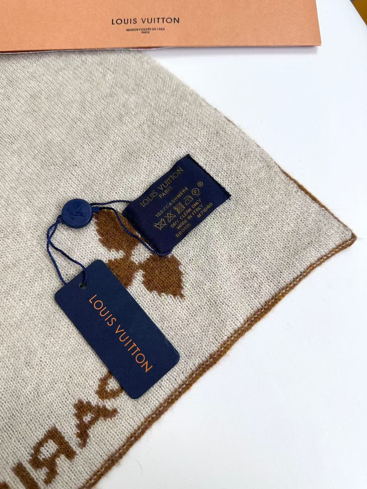 爆款上新 ！🌾最新情侣款👍👍LV 独家牛货🐂 奢华尽在尺寸之间，高端品质‼️具有超高羊绒品质才会被此品牌