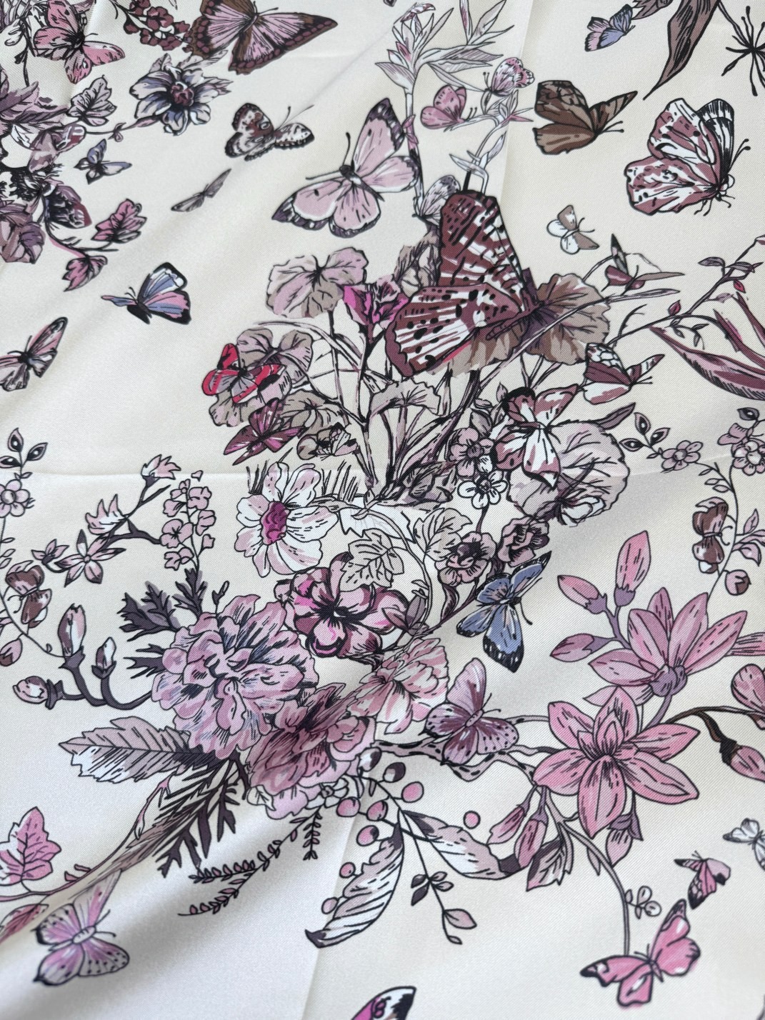 品名: 墨西哥花朵面料：真丝尺寸：90*90颜色： 蓝色 粉色 绿色这款白色方巾饰以彼得罗·鲁福 (Pi