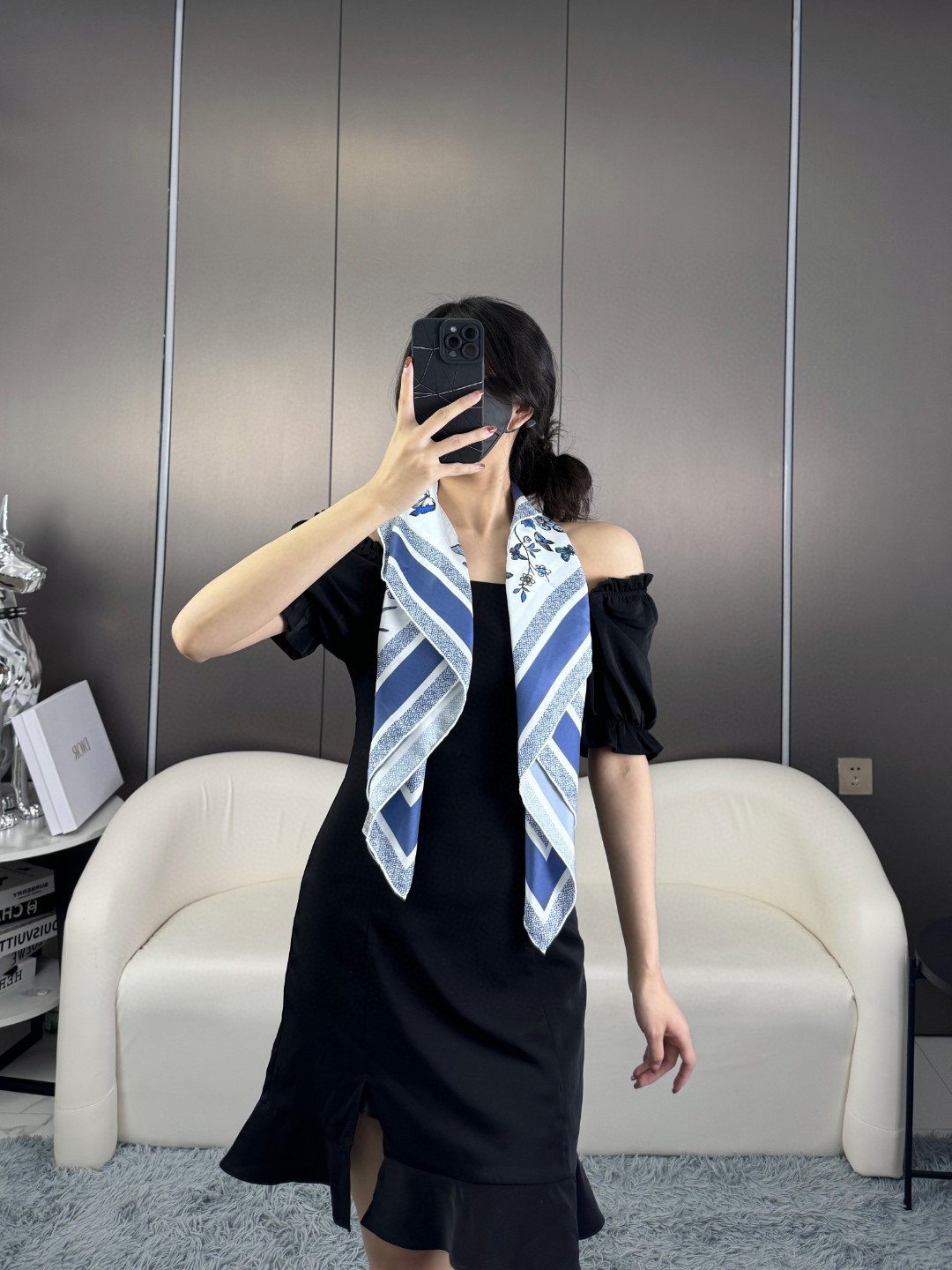 NO:603020,Product Name: Mexican Flowers Fabric Silk Size 90*90 Color Blue Pink Green This white square scarf is decorated with a light pink Mexico Jouy print pattern designed by Pietro Ruffo, which cleverly combines butterflies and traditional Mexican flowers to highlight the colorful effect. It is carefully made of mulberry silk twill fabric, double-sided design with hand-rolled edges, and decorated with contrasting  The CD logo jacquard strip pattern enhances style. It can be tied around the neck or used as a headscarf to create an overall look rich in D style. High version scarf, high version scarf, dior, real silk19860909品名:墨西哥花朵 面料真丝 尺寸90*90 颜色 蓝色 粉色 绿色 这款白色方巾饰以彼得罗·鲁福 (Pietro Ruffo) 设计的淡粉色 Mexico 茹伊印花图案,将蝴蝶和传统墨西哥花朵巧妙融合,突显绚烂缤纷的效果.采用桑蚕丝斜纹面料精心制作,双面设计搭配手工卷边,饰以对比鲜明的 CD标志提花条形图案提升格调.可系在颈部或作为头巾使用,打造富有 D家风情的整体造型高版本围巾,高版本围巾,dior,real silk,scarf