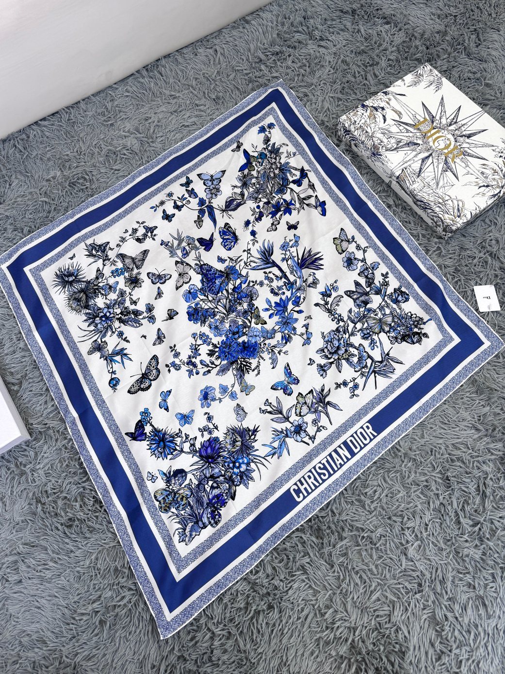 品名: 墨西哥花朵面料：真丝尺寸：90*90颜色： 蓝色 粉色 绿色这款白色方巾饰以彼得罗·鲁福 (Pi