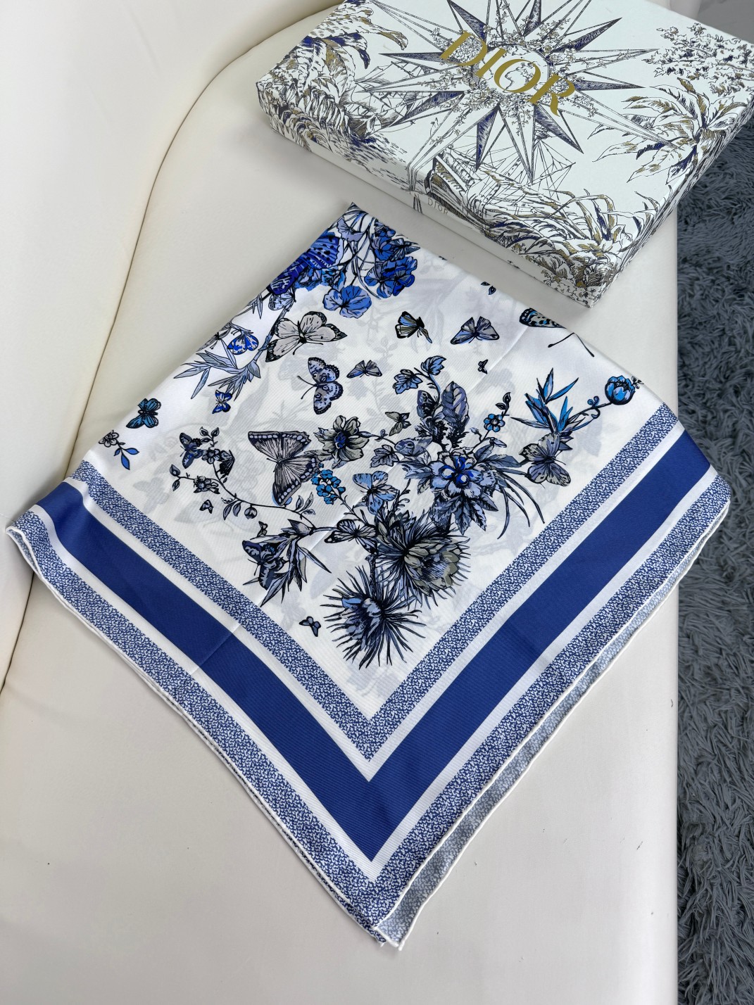 品名: 墨西哥花朵面料：真丝尺寸：90*90颜色： 蓝色 粉色 绿色这款白色方巾饰以彼得罗·鲁福 (Pi