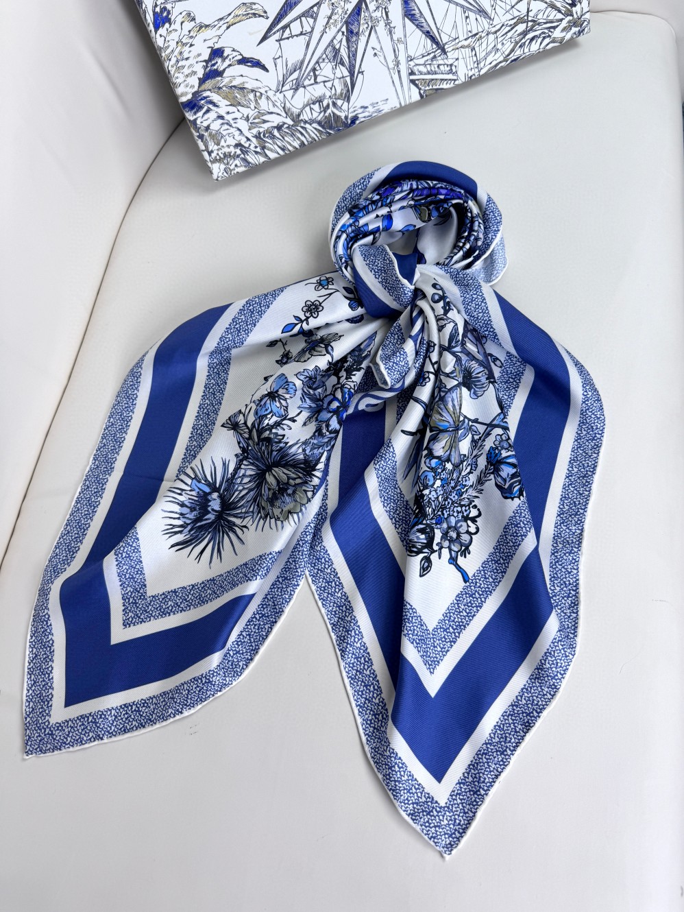 品名: 墨西哥花朵面料：真丝尺寸：90*90颜色： 蓝色 粉色 绿色这款白色方巾饰以彼得罗·鲁福 (Pi