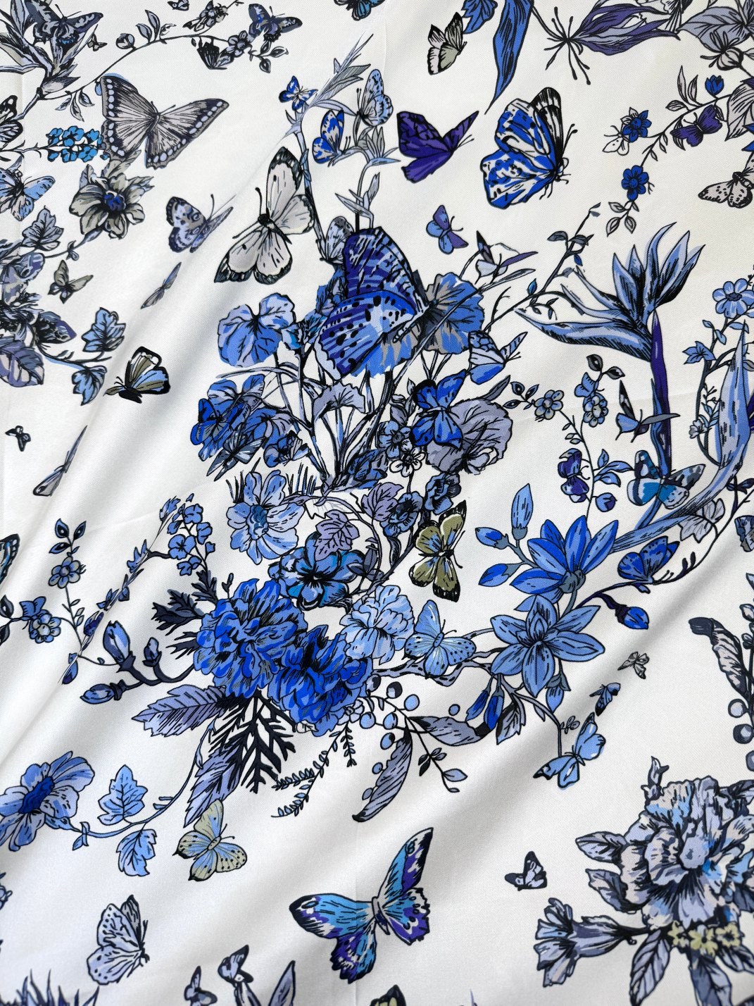 品名: 墨西哥花朵面料：真丝尺寸：90*90颜色： 蓝色 粉色 绿色这款白色方巾饰以彼得罗·鲁福 (Pi