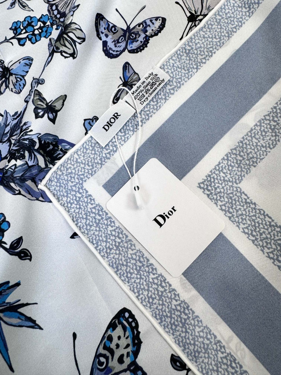 品名: 墨西哥花朵面料：真丝尺寸：90*90颜色： 蓝色 粉色 绿色这款白色方巾饰以彼得罗·鲁福 (Pi