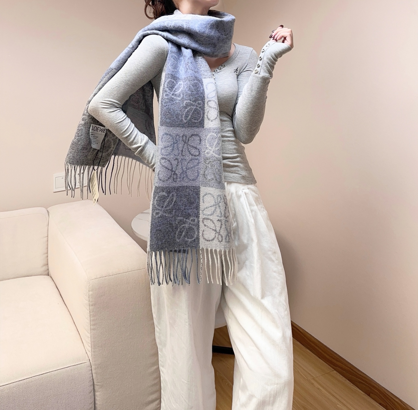 原单品质(性价比超高)𝐋𝐨𝐞𝐰𝐞 最。爆款！双面棋格围巾 三色Size：180x40cm 90%羊毛10