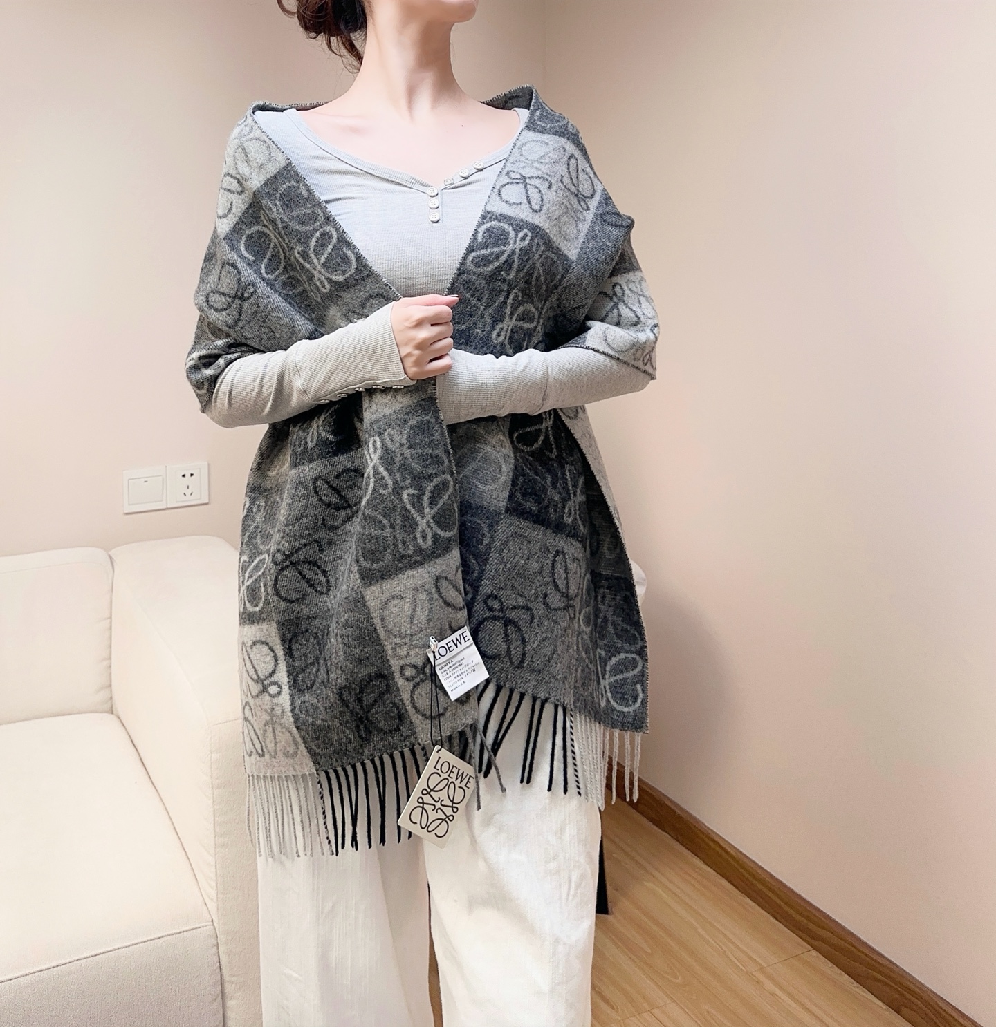 原单品质(性价比超高)𝐋𝐨𝐞𝐰𝐞 最。爆款！双面棋格围巾 三色Size：180x40cm 90%羊毛10