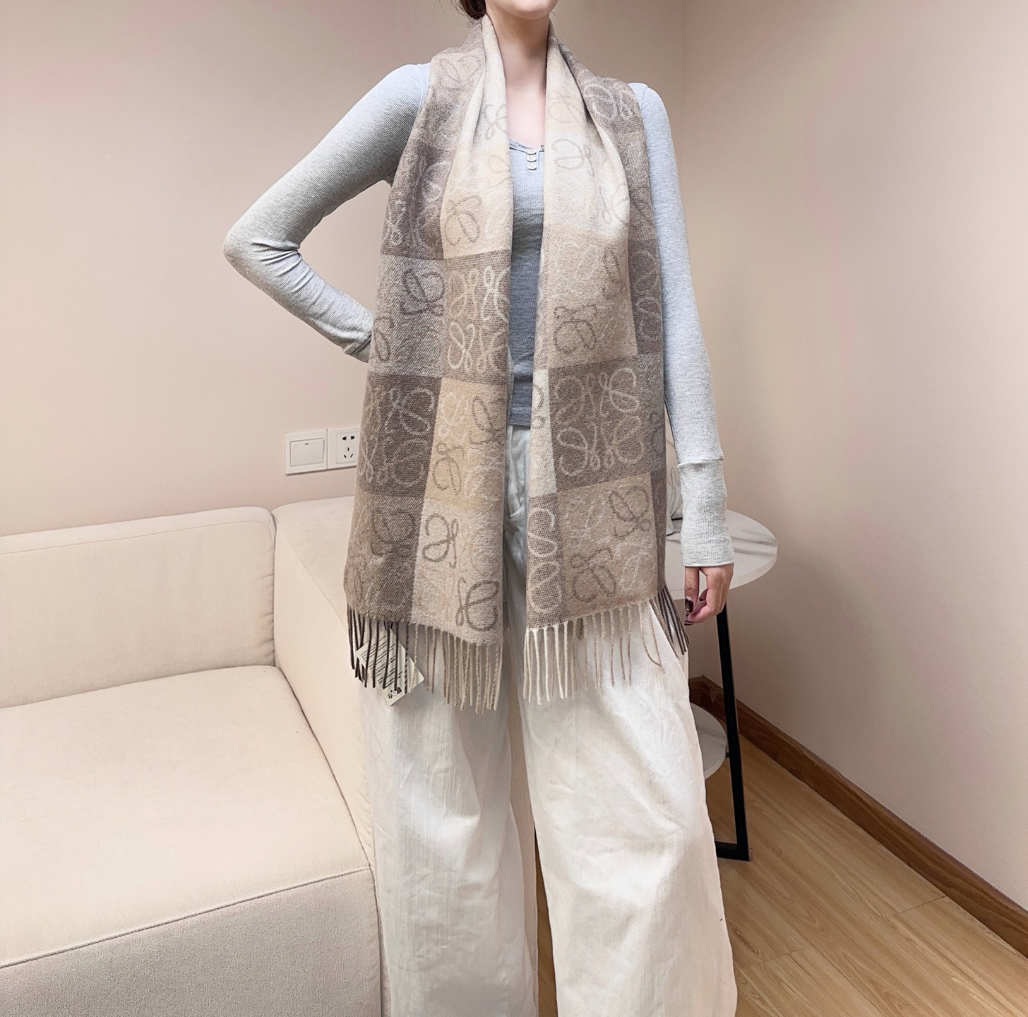 原单品质(性价比超高)𝐋𝐨𝐞𝐰𝐞 最。爆款！双面棋格围巾 三色Size：180x40cm 90%羊毛10