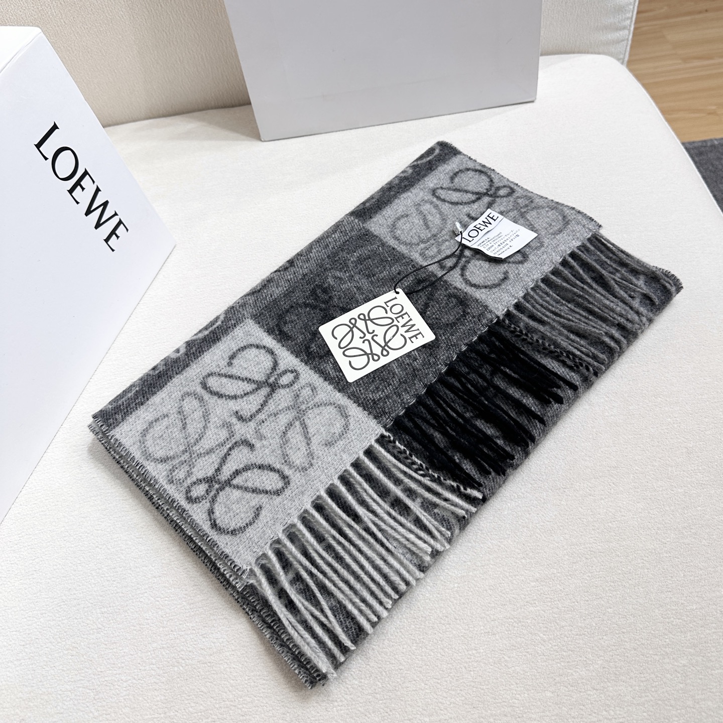 Loewe 𝐋𝐨𝐞𝐰𝐞 最 双面棋格围巾 三色
