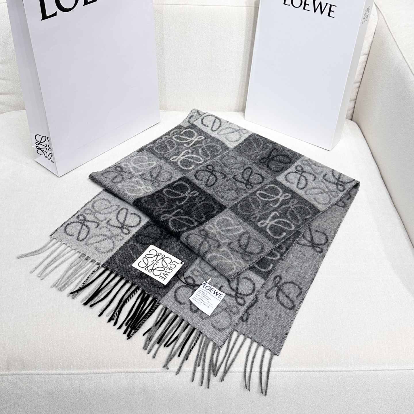 Loewe 𝐋𝐨𝐞𝐰𝐞 最 双面棋格围巾 三色