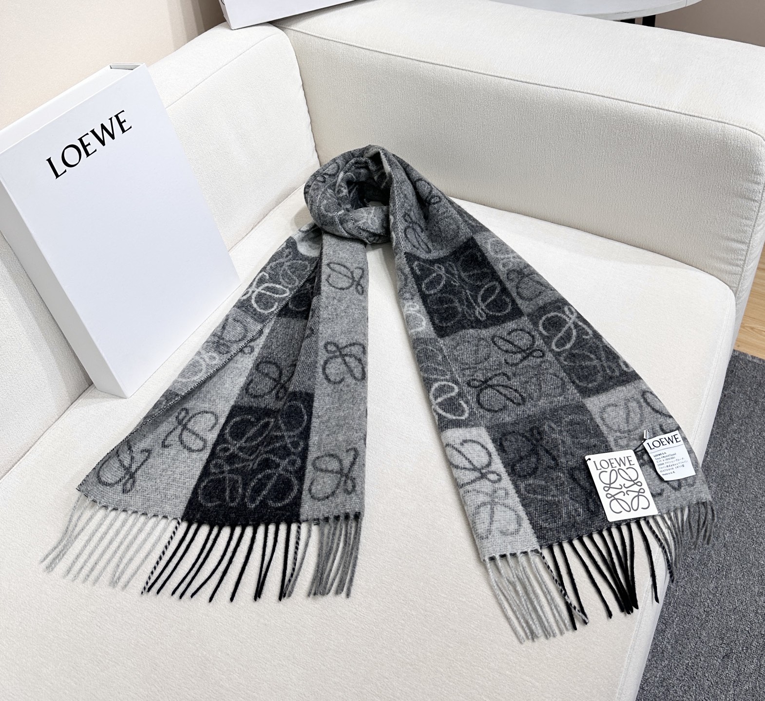 Loewe 𝐋𝐨𝐞𝐰𝐞 最 双面棋格围巾 三色