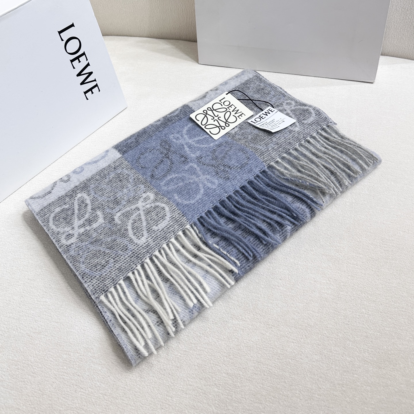 Loewe 𝐋𝐨𝐞𝐰𝐞 最 双面棋格围巾 三色
