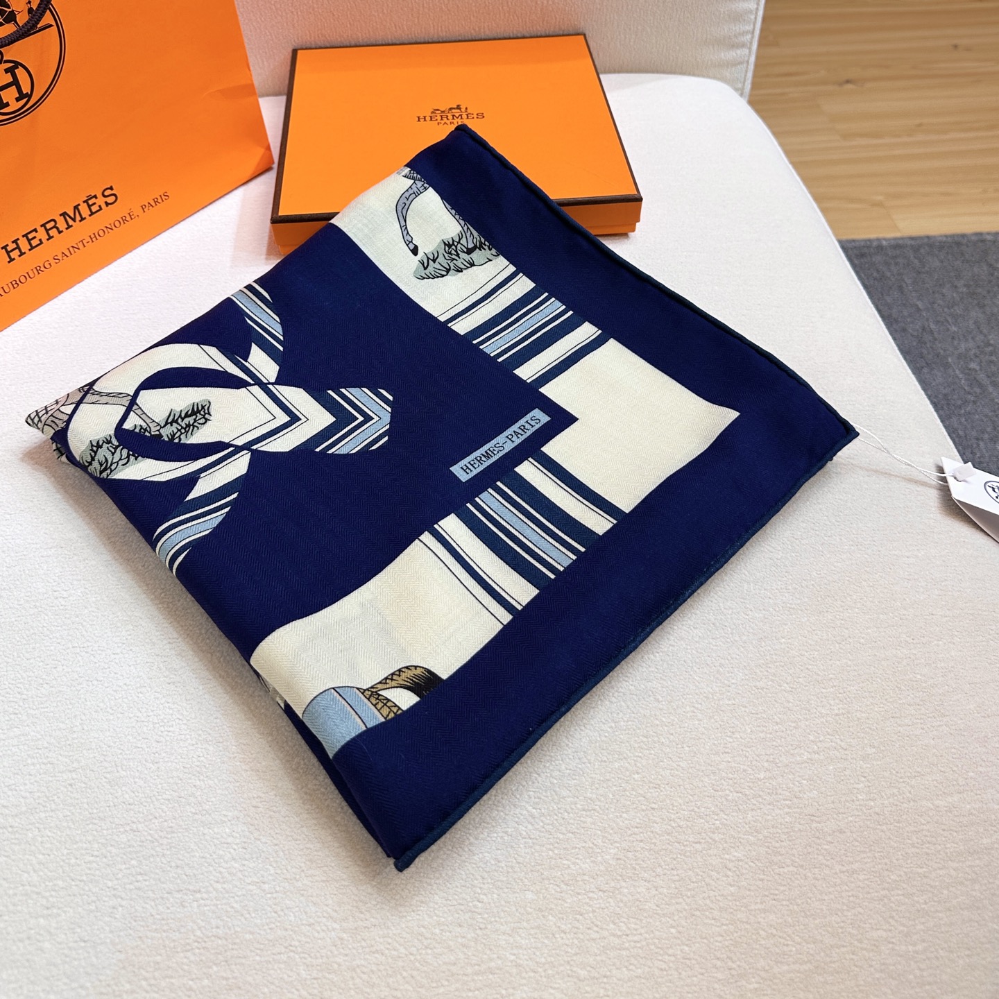 “金质马刺与骏马的披挂叠印版”披肩【140顶级丝毛双面同色】手工卷边30%桑蚕丝70%羊毛这款迷人的14