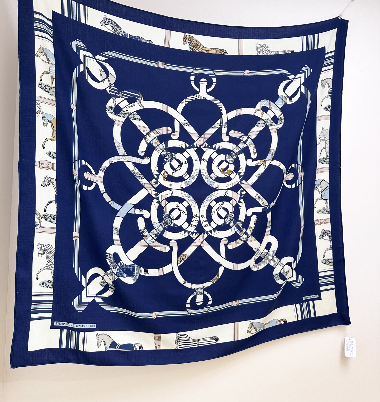 “金质马刺与骏马的披挂叠印版”披肩【140顶级丝毛双面同色】手工卷边30%桑蚕丝70%羊毛这款迷人的14