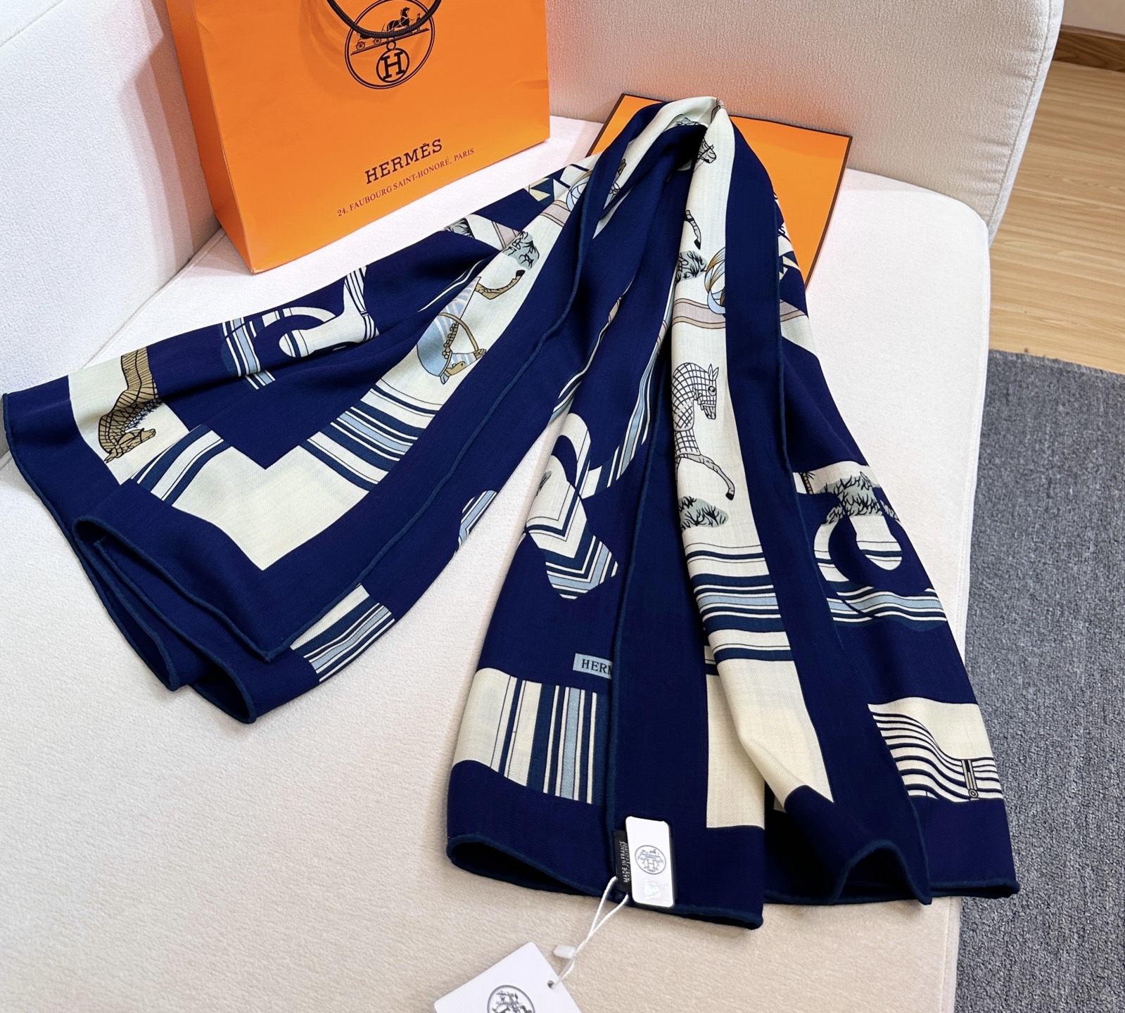 “金质马刺与骏马的披挂叠印版”披肩【140顶级丝毛双面同色】手工卷边30%桑蚕丝70%羊毛这款迷人的14