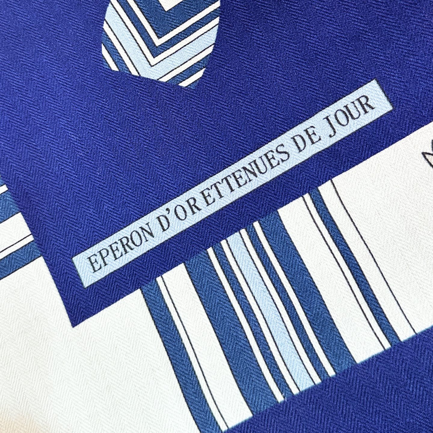 “金质马刺与骏马的披挂叠印版”披肩【140顶级丝毛双面同色】手工卷边30%桑蚕丝70%羊毛这款迷人的14