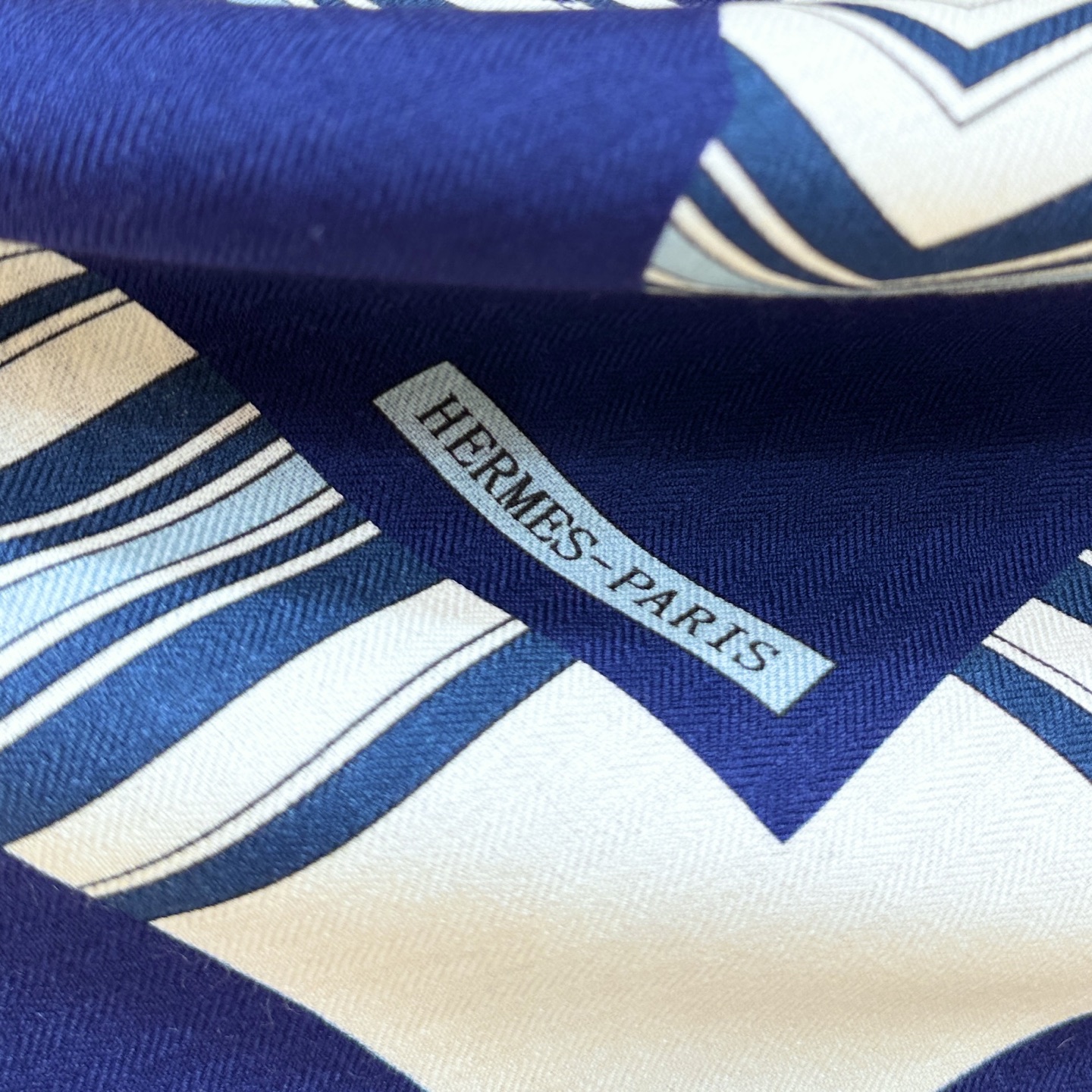 “金质马刺与骏马的披挂叠印版”披肩【140顶级丝毛双面同色】手工卷边30%桑蚕丝70%羊毛这款迷人的14